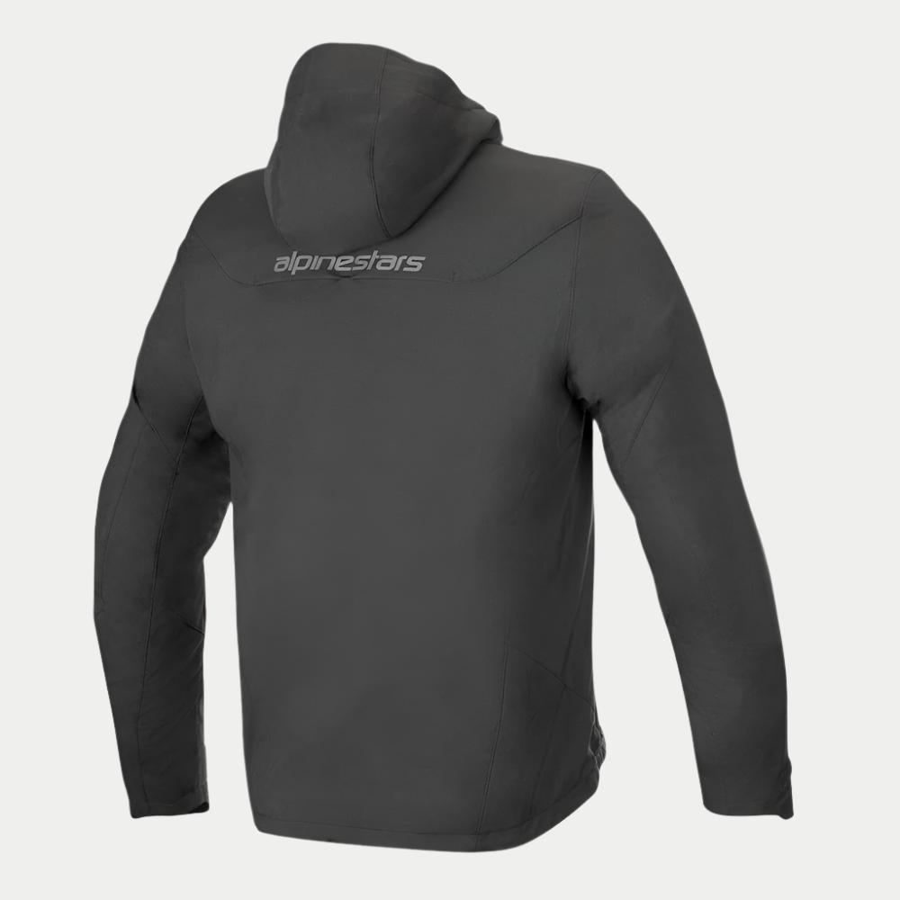 Alpinestars Giacca Domino Tech, giacca da moto urban nera in softshell, vista posteriore con cappuccio e logo riflettente.