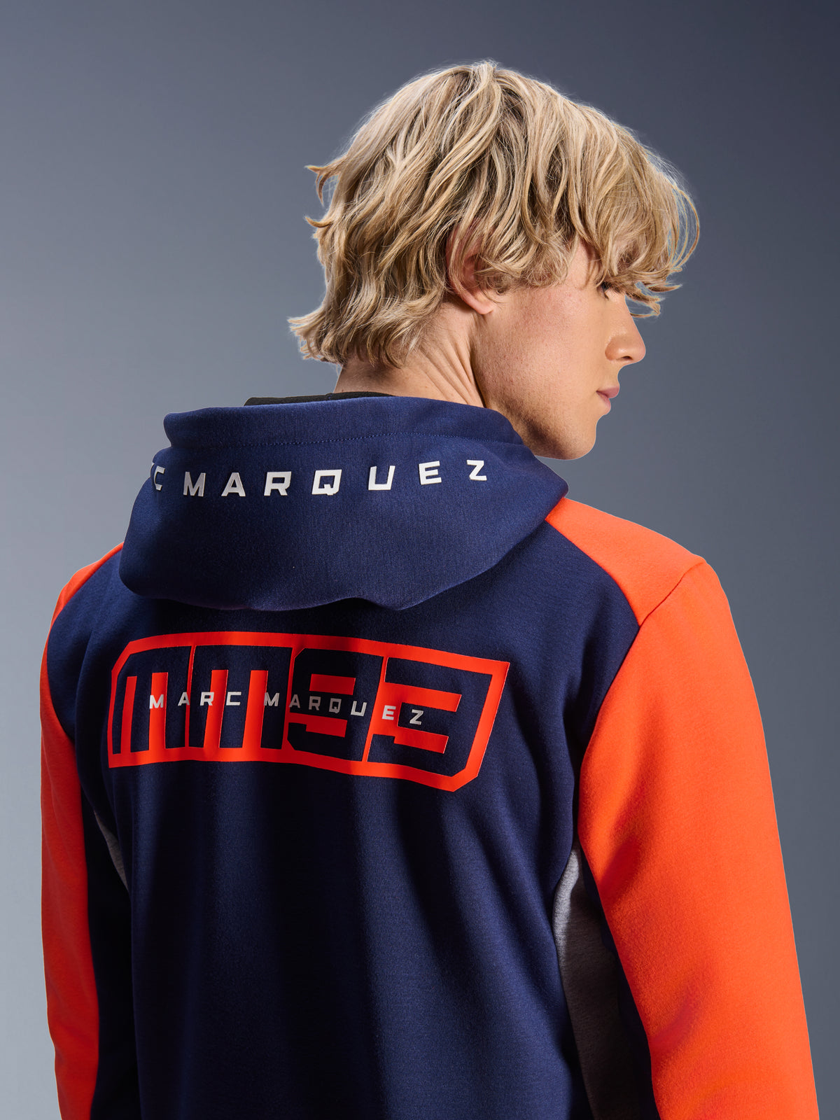Alpinestars MM93 Chrome V2 Sport Hoodie, felpa con cappuccio blu navy con vivaci maniche arancioni, grande logo MM93 rosso e marchio Marc Marquez sulla schiena, scritte bianche sul cappuccio, felpa casual da moto per uso urbano