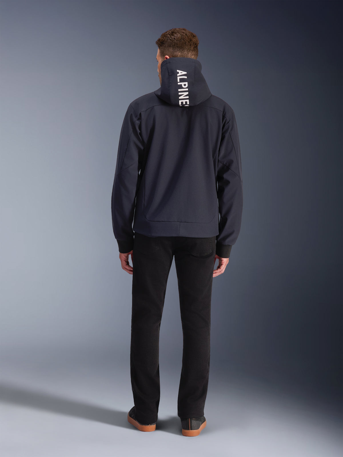 Alpinestars felpa con cappuccio Radium Tech, giacca da moto urban da uomo, nera con dettaglio logo bianco sul cappuccio, antivento, vista posteriore