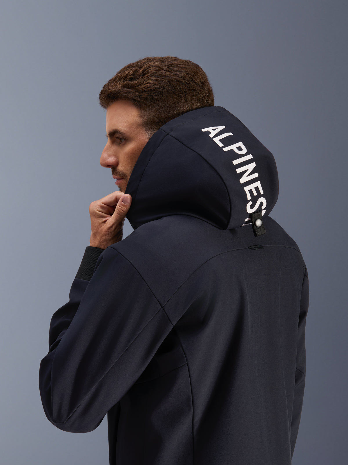 Alpinestars felpa Radium Tech, giacca da moto urban da uomo nera con logo bianco sul cappuccio e guscio 3L antivento.