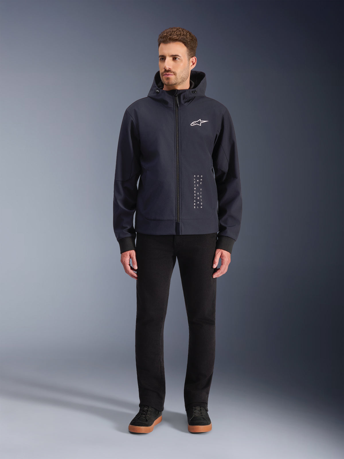 Alpinestars Felpa con cappuccio Radium Tech, giacca da moto urban da uomo, nera e bianca, guscio 3L tech antivento, Tech-Air Ready, indossata da un modello