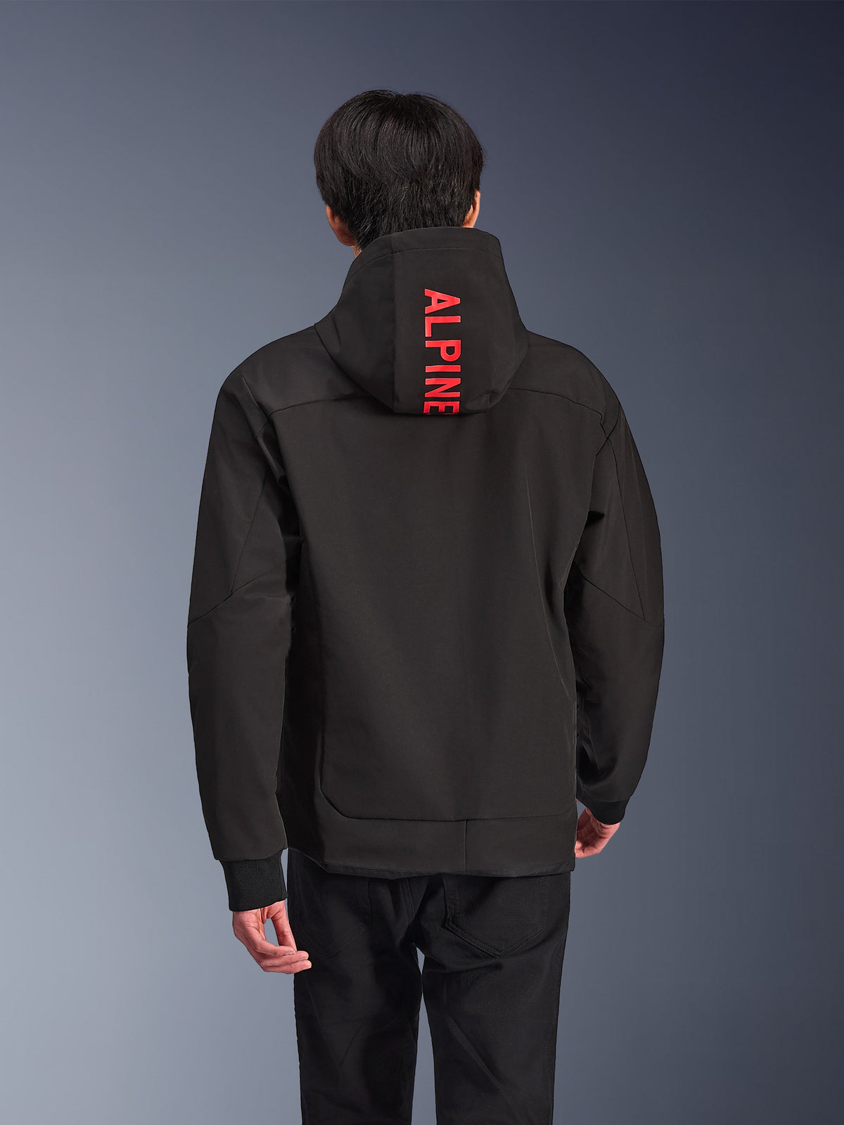 Alpinestars Radium Tech Hoodie, giacca da moto urbana, nera con logo rosso acceso, vista posteriore con scritta 'ALPINE' verticale sul cappuccio, guscio tecnico a 3 strati con polsini a coste, design atletico moderno