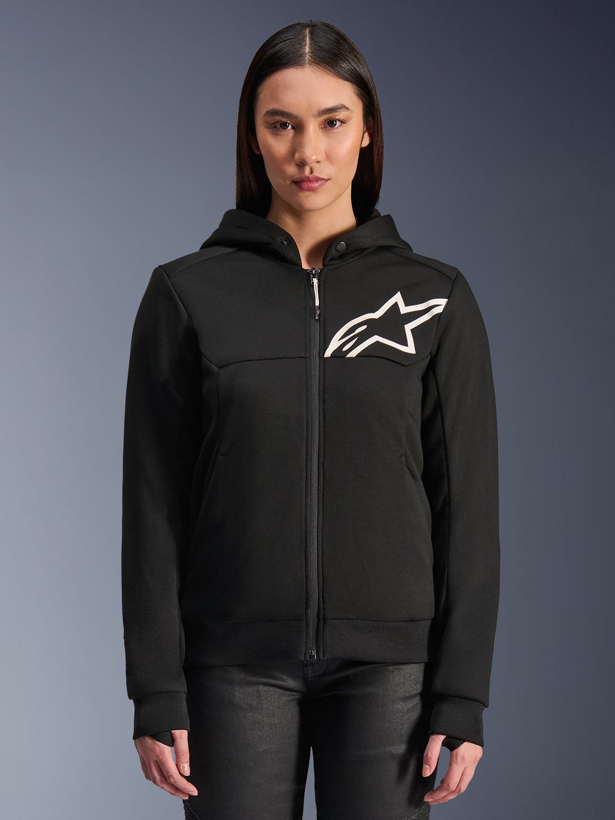 Alpinestars Stella Chrome V2 Sport Hoodie da donna, felpa da moto nera con zip, logo stella bianco sul petto, costruzione in pile tecnico, cappuccio con bottone a pressione sul colletto, abbigliamento tecnico urbano casual