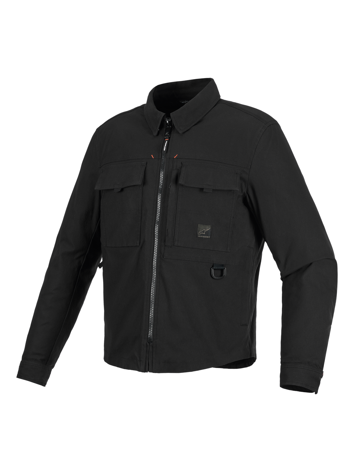 Alpinestars Bryon Water Resistant Overshirt, giacca da moto nera, vista frontale a tre quarti, design ispirato all'abbigliamento da lavoro con tasche cargo sul petto, anello a D in metallo e cerniera anteriore, texture in tela cerata resistente.