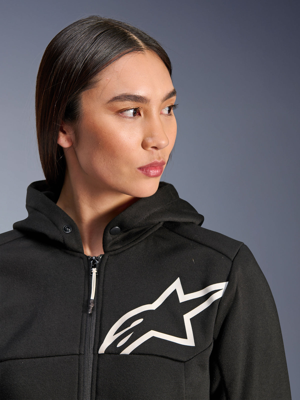 Alpinestars Stella Chrome V2 Sport Hoodie, felpa da moto da donna, nero con logo Astars bianco, in pile tecnico, con cerniera frontale e bottone a pressione sul cappuccio, abbigliamento casual da moto urbano
