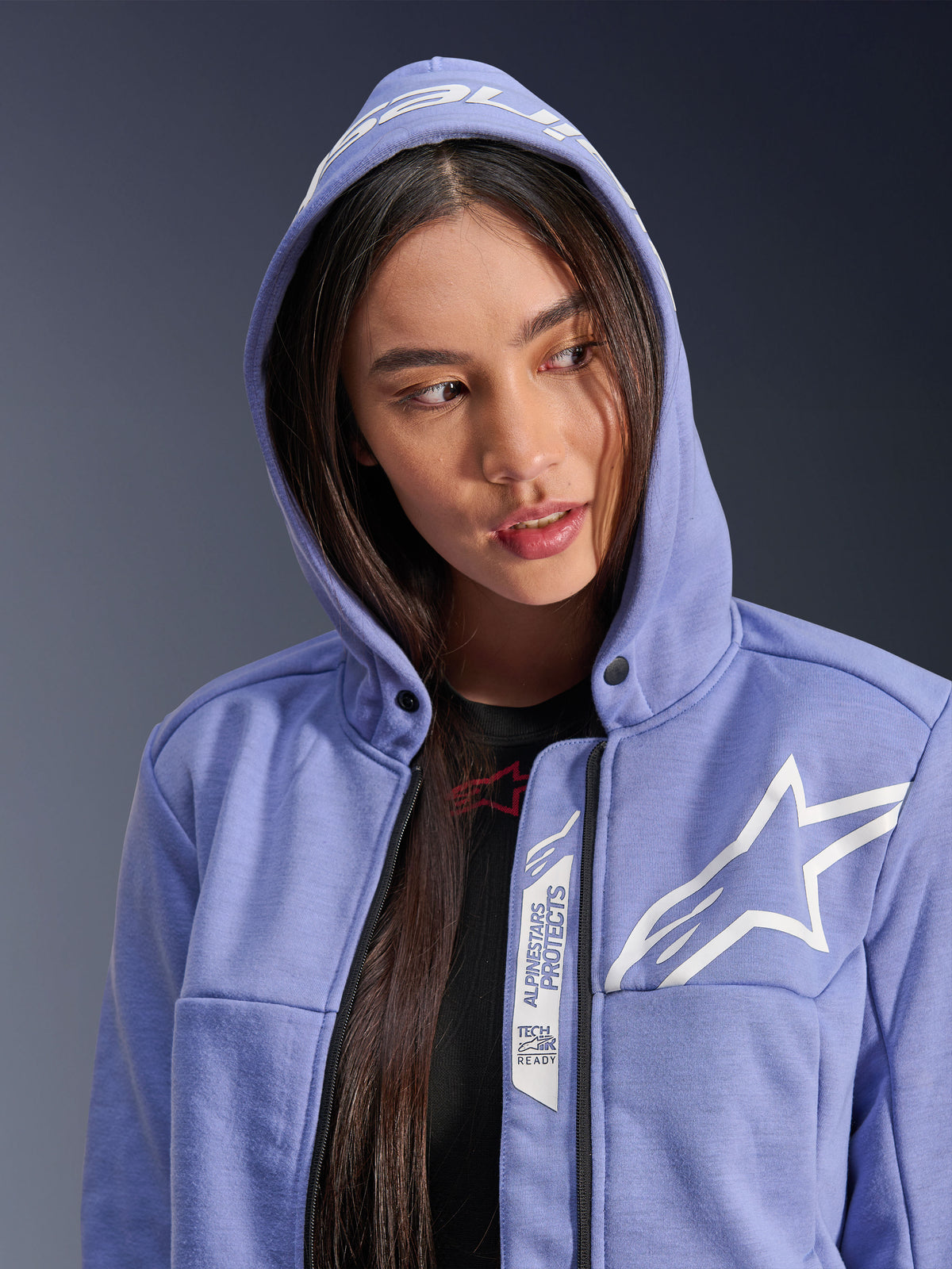 Alpinestars Stella Chrome V2 Sport Hoodie, felpa da moto da donna, blu violetto con logo a stella bianco, con scritte 'Alpinestars Protects' e 'Tech-Air Ready' lungo la cerniera, design urbano casual con cappuccio alzato