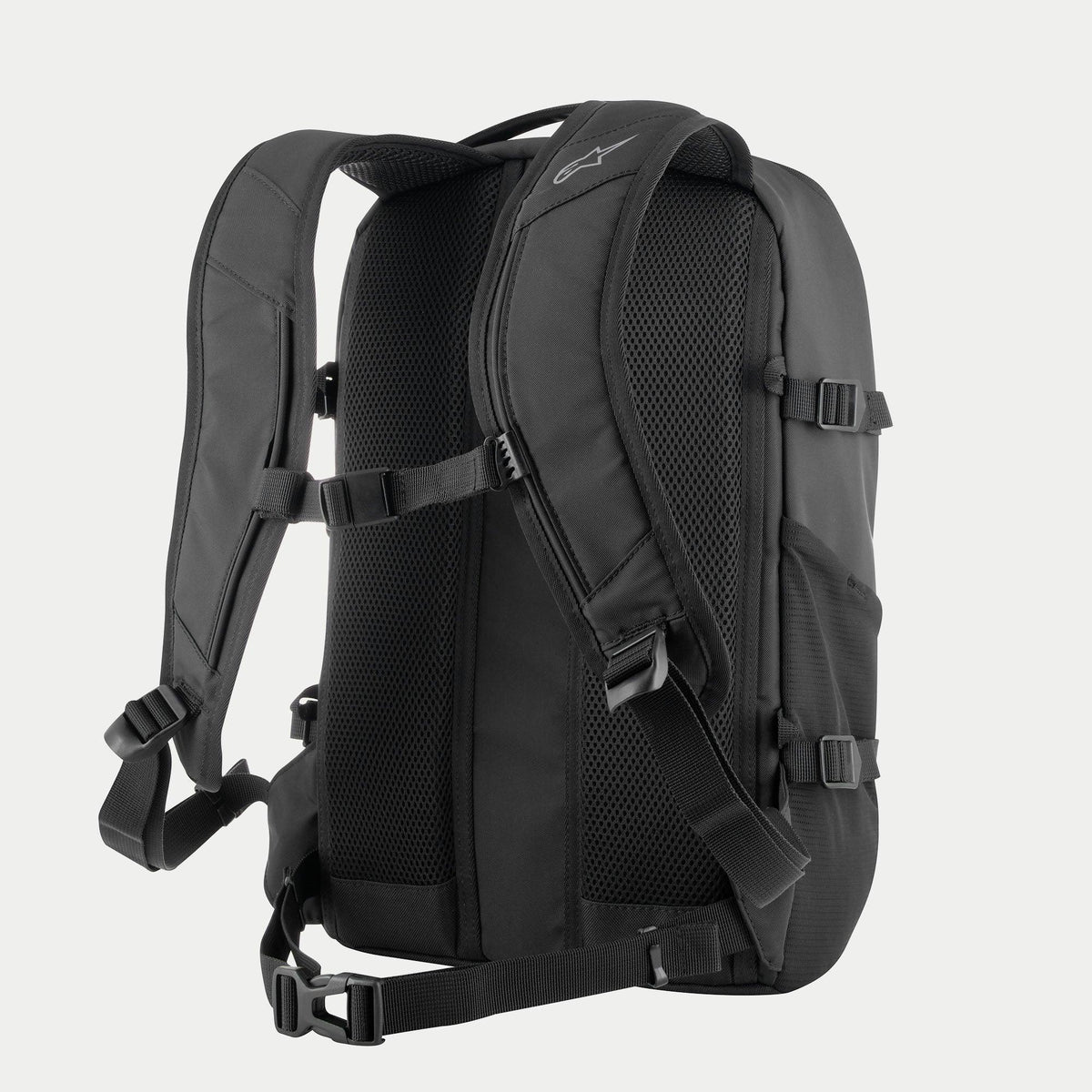Zaino Alpinestars AMP3, zaino tecnico da moto, nero, vista posteriore con schienale in rete 3D, spallacci imbottiti regolabili con chiusura magnetica sul petto e cinghie in vita, fibbie laterali di compressione, design in poli-tessuto resistente