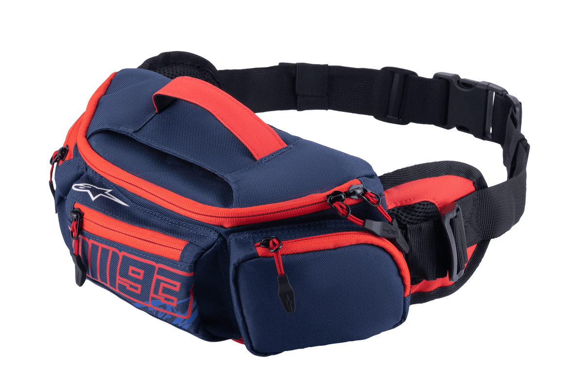 Alpinestars MM93 Waist Bag, marsupio sportivo e resistente, blu navy con dettagli rosso acceso, logo MM93, scomparti multipli con zip e cintura regolabile con fibbia