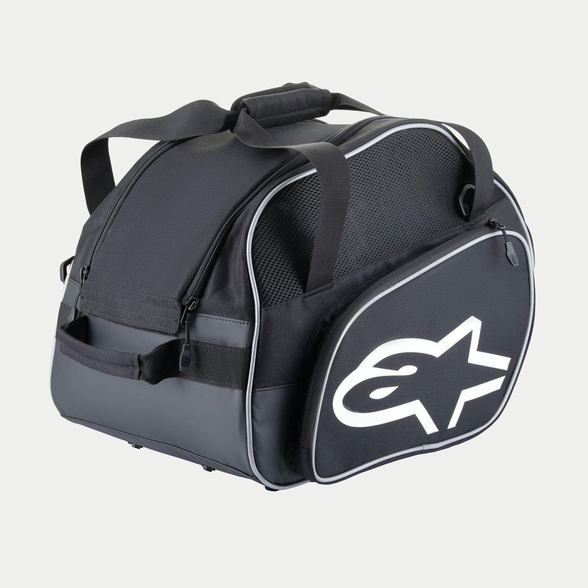 Borsa per casco Alpinestars Flow V3, custodia protettiva per caschi integrali, nero e bianco, con un grande logo bianco sul lato, pannelli di ventilazione in rete e maniglie di trasporto rinforzate, design in poliestere resistente per attrezzatura da corsa.