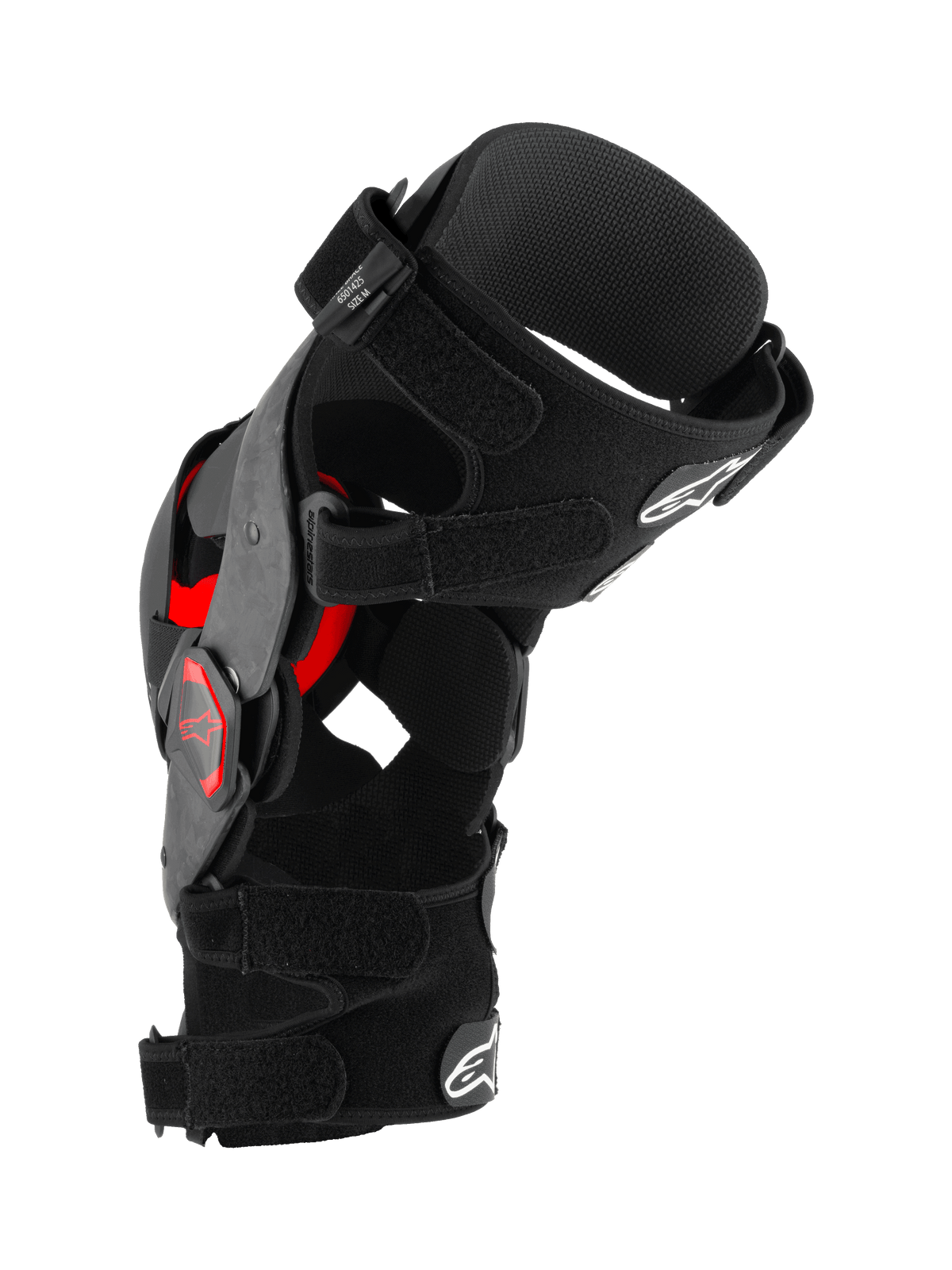 Alpinestars Supertech RK-10 Plasma Knee Brace, ginocchiera da motocross, nero e rosso, vista di profilo laterale che mostra il telaio in fibra di carbonio forgiata, cinghie regolabili e inserti Nucleon PLASMA rossi, attrezzatura protettiva per gare fuoristrada