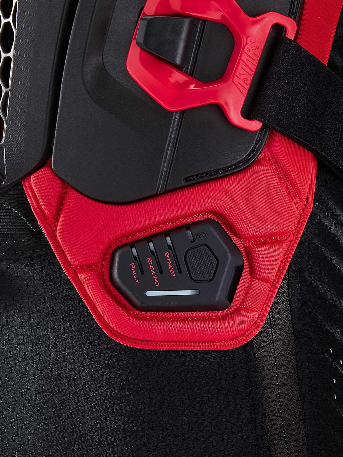 Airbag Tech-Air® Off-Road, dettaglio ravvicinato dell'unità di controllo con modalità di guida RALLY, ENDURO e STREET, nero e rosso, costruzione in tessuto