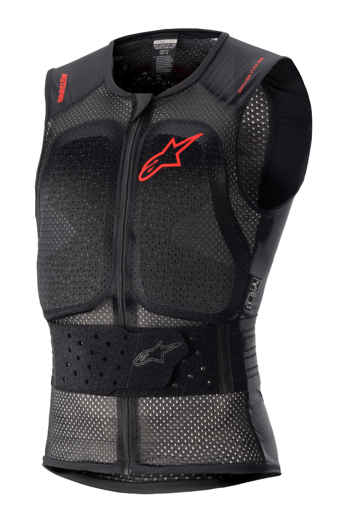 Alpinestars Nucleon Flex Pro Protection Vest, gilet protettivo da moto nero senza maniche, telaio in rete traforata per il flusso d'aria, logo Alpinestars rosso sul petto e scritte rosse sulle spalle, fascia elastica regolabile in vita, cerniera frontale, protezione schiena e torace certificata CE Livello 2
