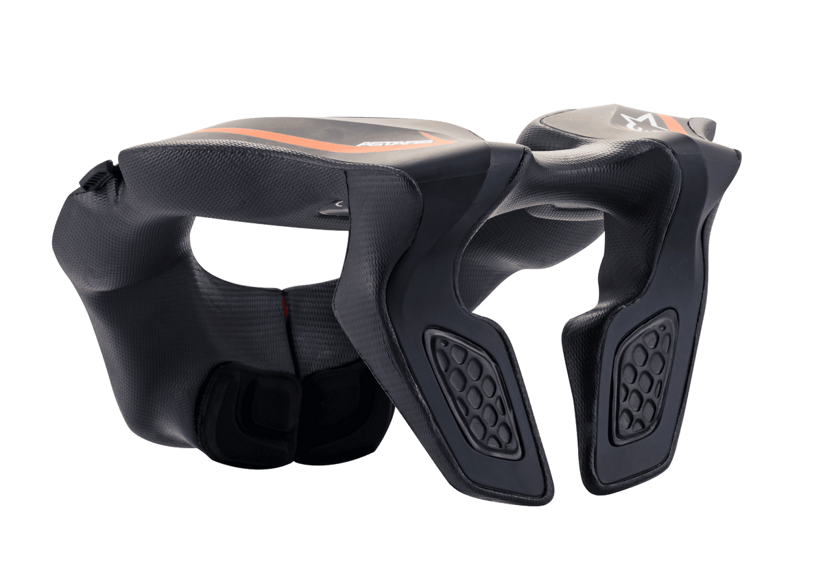 Alpinestars Youth Neck Support, protezione per il collo da motocross, nero con accenti arancioni e logo bianco, telaio in polimero iniettato con imbottitura in schiuma EVA, progettato per la sicurezza dei giovani piloti fuoristrada