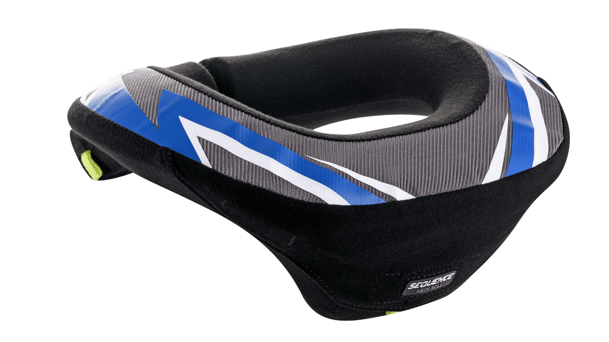 Alpinestars Youth Sequence Neck Roll, protezione per il collo, nero antracite e blu, design ergonomico con coda estesa per la stabilità, pannelli grigi testurizzati con accenti grafici blu e bianchi, morbida fodera interna nera, progettato per la sicurezza dei giovani nel motocross e nel karting