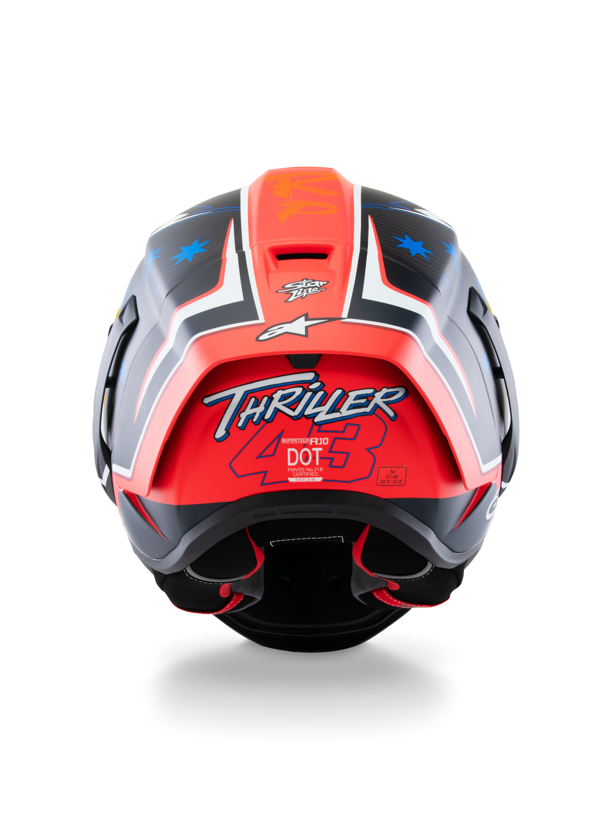 Casco Alpinestars Supertech R10 Miller Limited Edition, casco integrale racing, Carbon Red Matt con grafiche a stelle blu, vista posteriore che evidenzia il logo 'Thriller 43' sullo spoiler rosso, design aerodinamico con etichette di certificazione