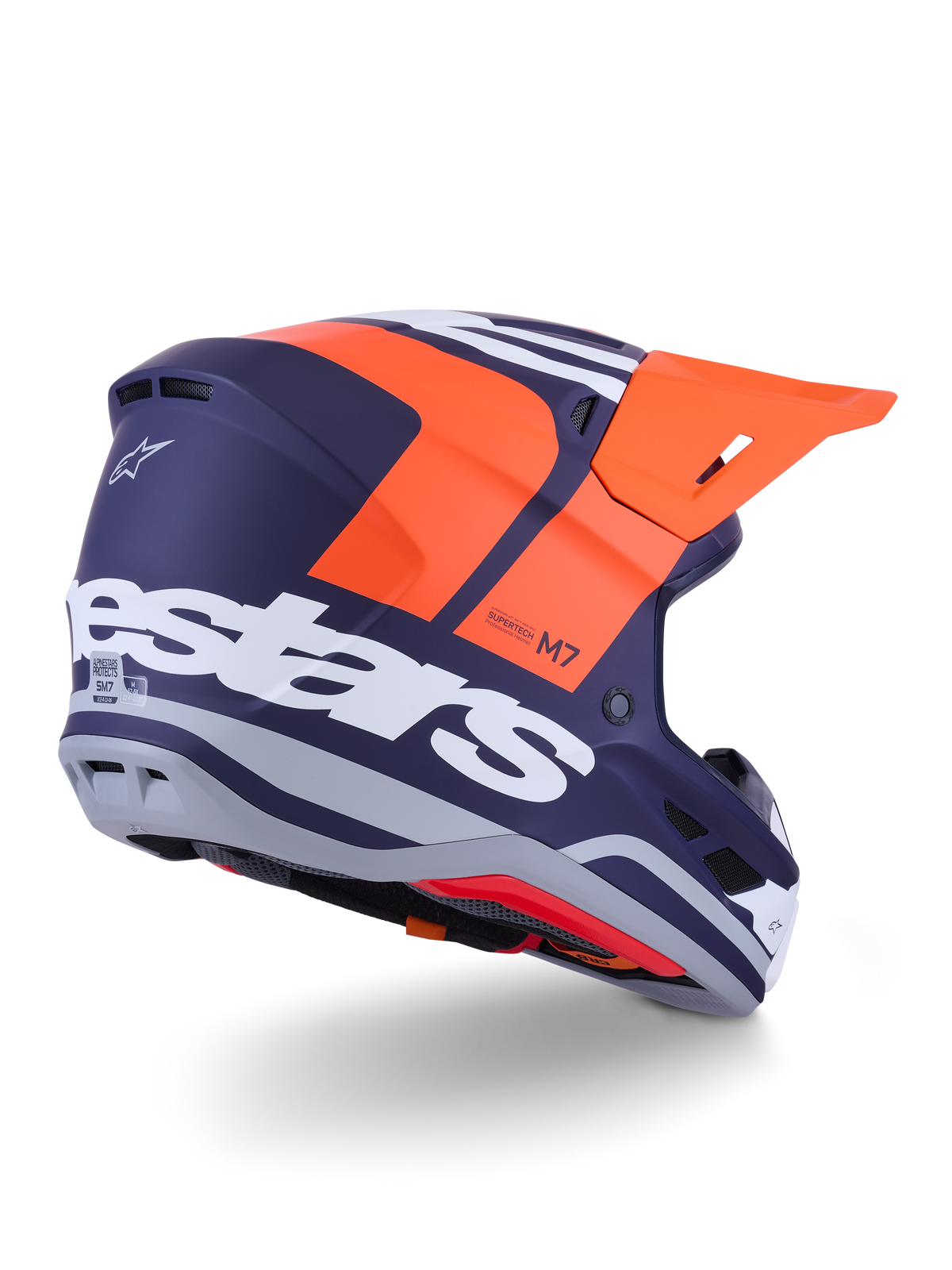 Casco Alpinestars S-M7 Core, casco da motocross, arancione e blu opaco, vista posteriore laterale con il marchio Alpinestars bianco in evidenza sul retro, visiera arancione brillante, calotta aerodinamica in composito con dettagli grigi, protezione professionale per gare fuoristrada