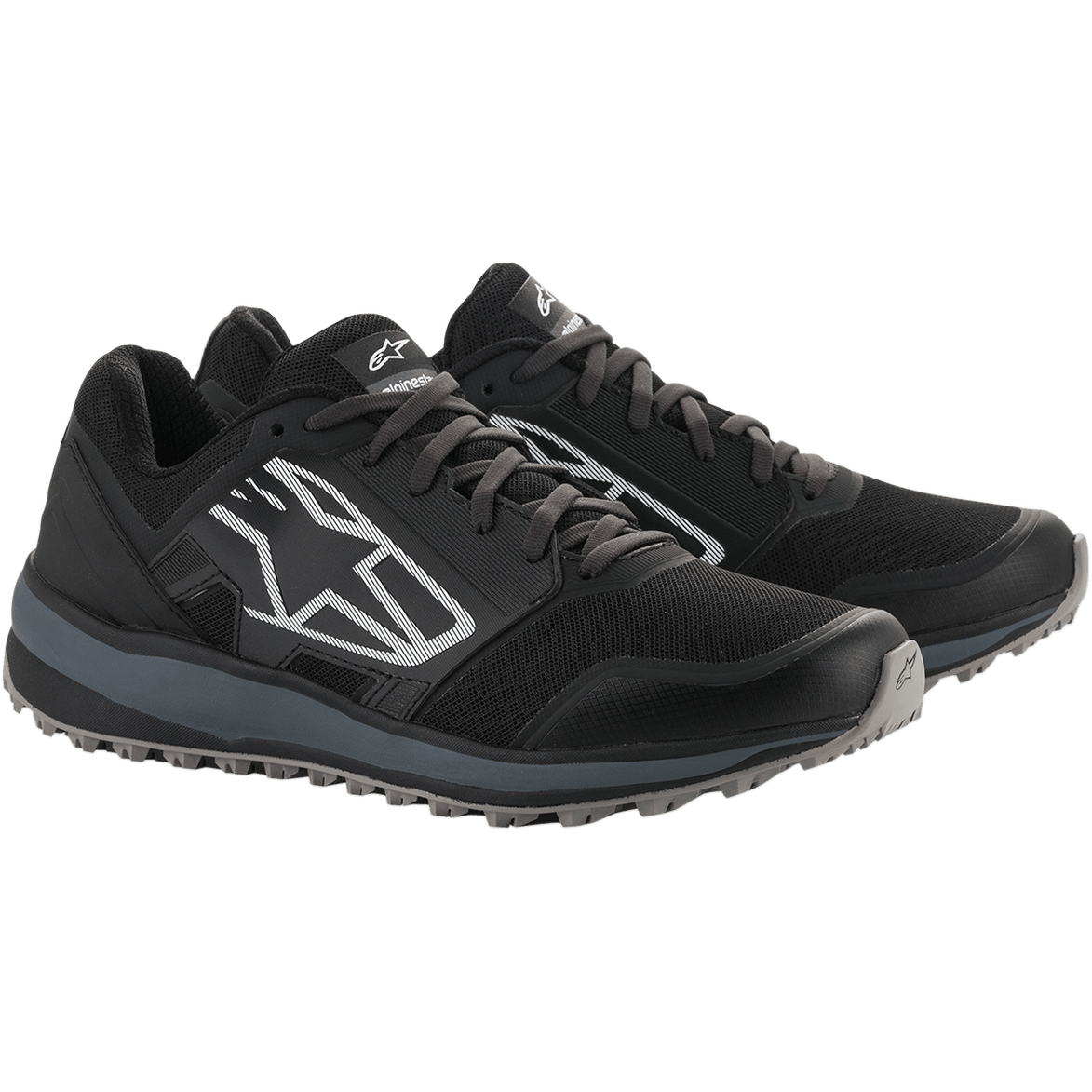 Scarpe Alpinestars Meta Trail, scarpe da running ad alte prestazioni, nero e grigio scuro, grande logo Astars a strisce bianche sul lato, design stringato con suola grigia robusta, progettate per il comfort tutto il giorno nel paddock