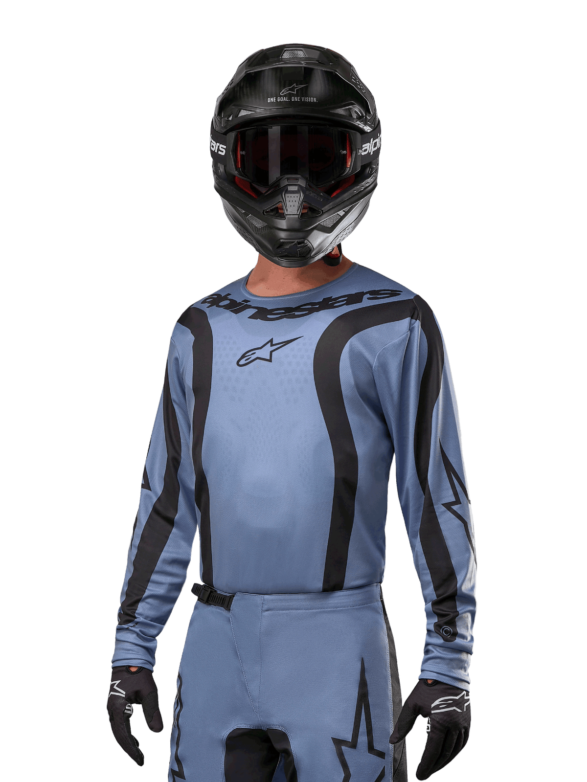 Pilota di motocross con maglia Alpinestars 2024 Fluid Lurv, azzurro e nero, abbinata a casco e occhiali neri, con grafiche nere e logo a stella Alpinestars, abbigliamento tecnico per gare fuoristrada
