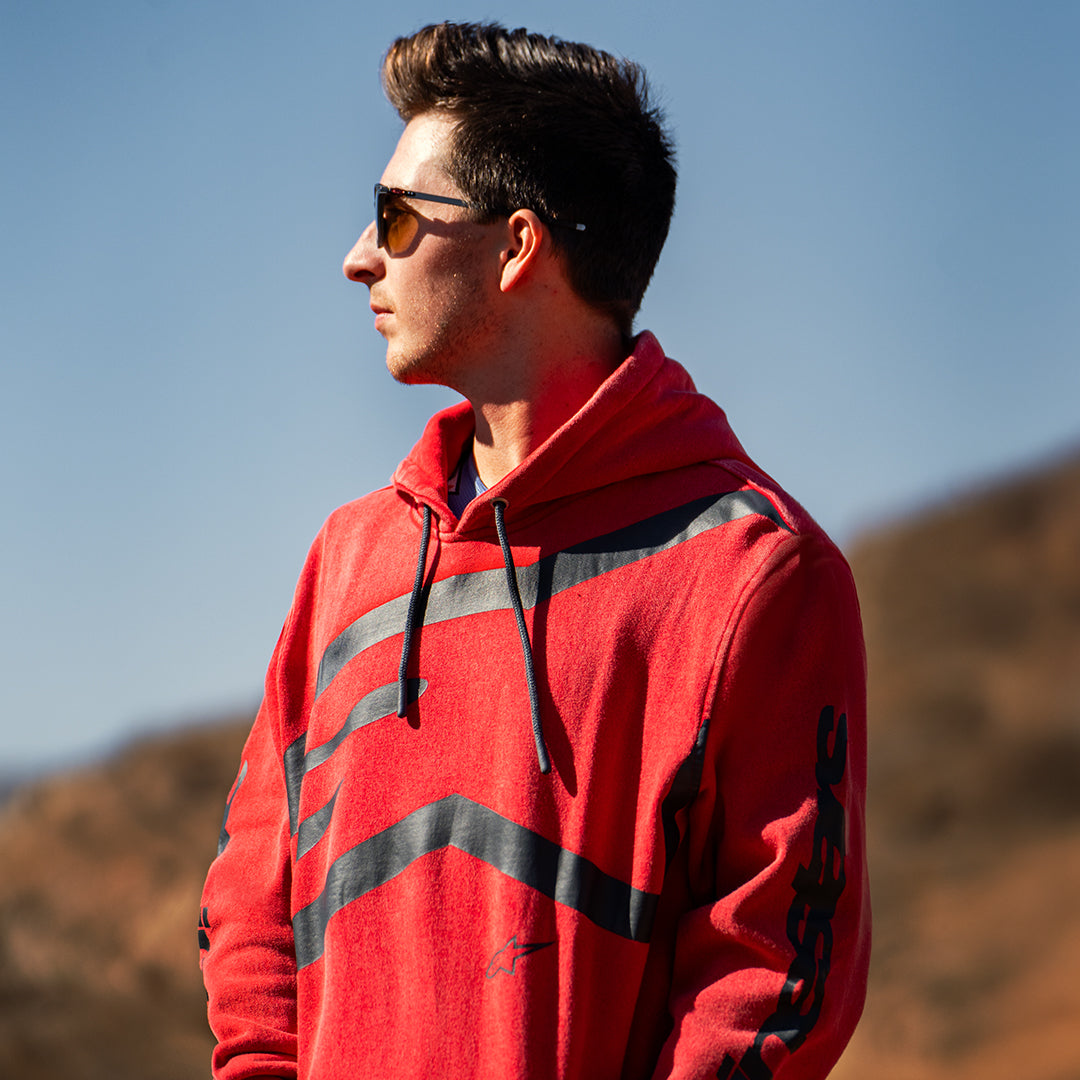 Alpinestars Felpa con cappuccio Unbound, pile tinto in capo rosso, con logo nero extra large sul petto e scritta Alpinestars sulle maniche, cappuccio con cordino, streetwear casual ispirato al motorsport