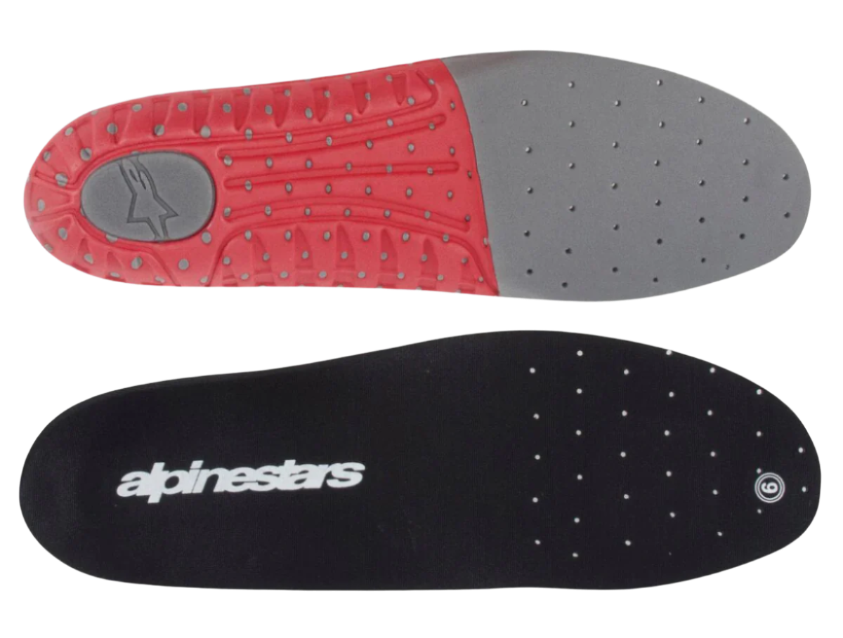 Alpinestars Soletta Tech 7, soletta di ricambio per stivali da motocross Tech 7, grigio scuro e rosso, superficie superiore nera con marchio bianco e lato inferiore testurizzato rosso e grigio, traforata per la traspirabilità