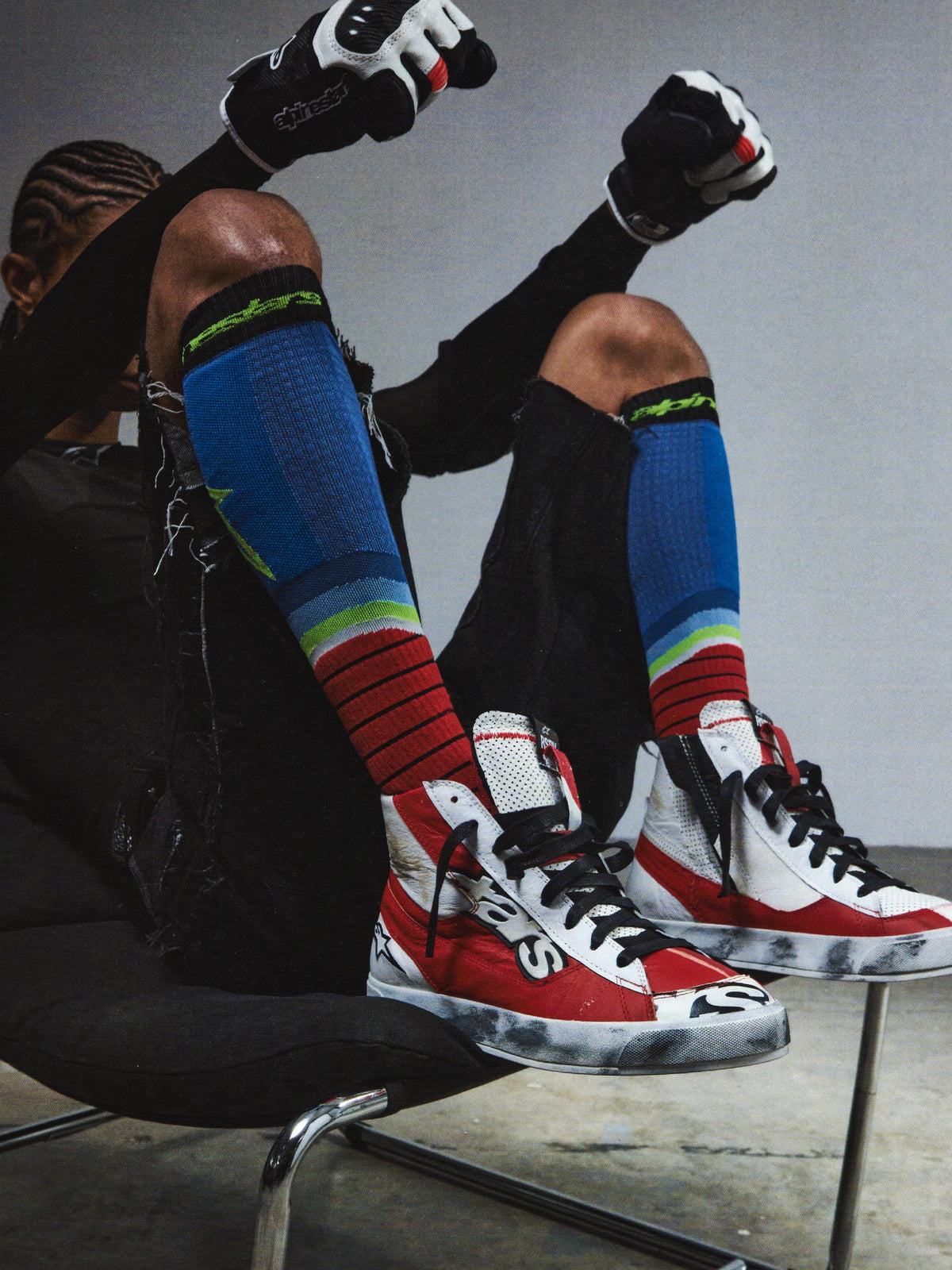 Alpinestars RSRV Legacy Shoe, scarpe casual streetwear unisex, rosse, bianche e nere, con lacci neri e logo, indossate con calzini a righe colorate
