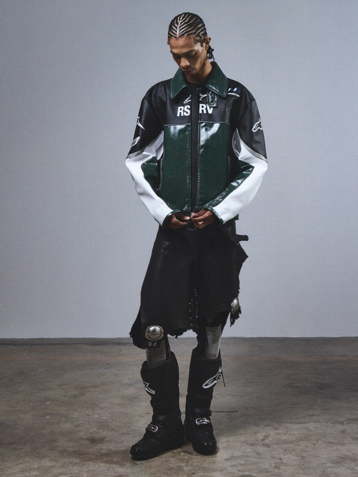 Alpinestars RSRV Alloy Leather Jacket, giacca da moto in pelle premium, verde, nero e bianco, design lucido con logo RSRV, collezione lifestyle streetwear, stile urbano racing heritage