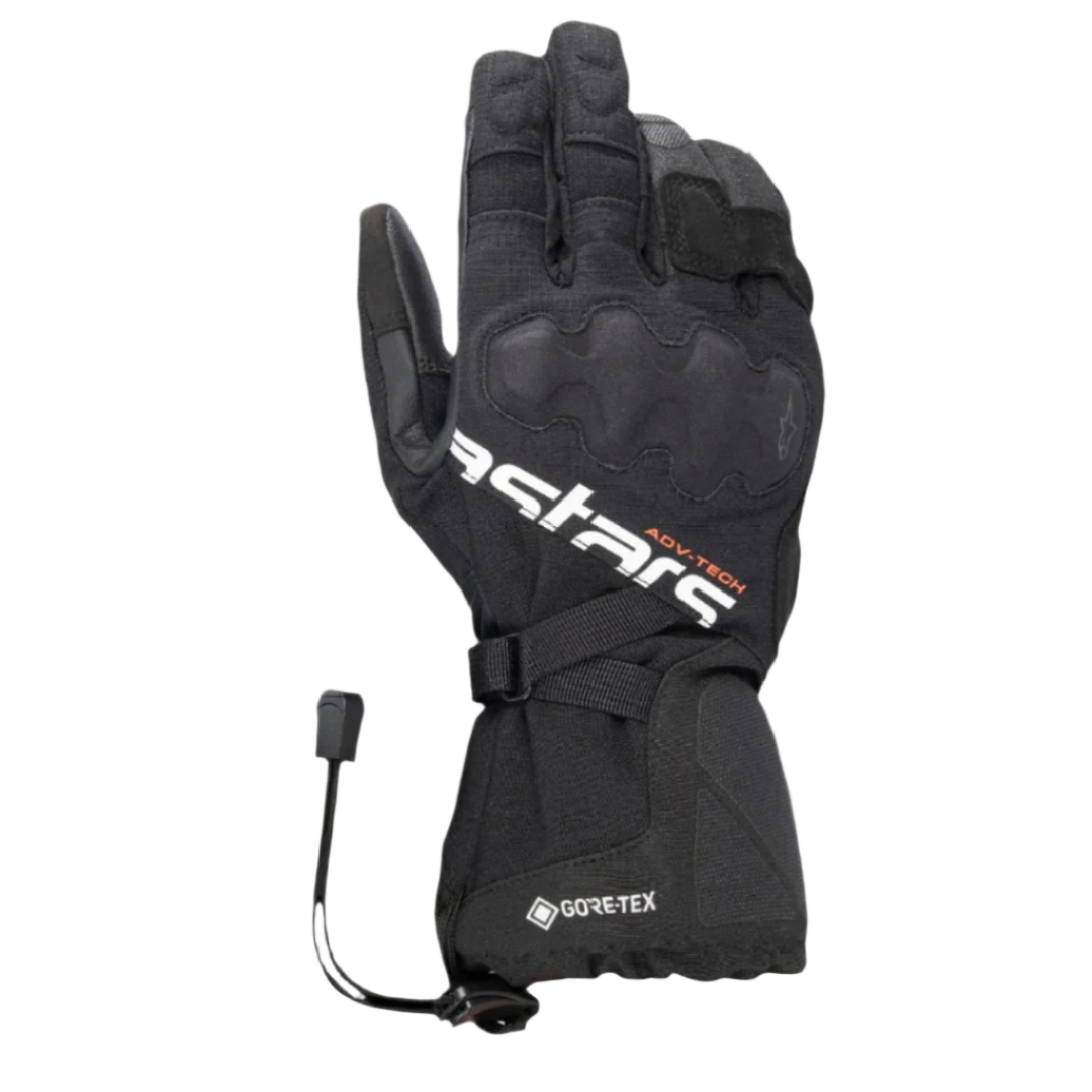 Alpinestars XT-5 GORE-TEX Gloves, guanti da moto neri, con marchio Astars bianco e scritta ADV-TECH arancione, design a polsino lungo con protezione delle nocche coperta, logo GORE-TEX e chiusura con cordino elastico, equipaggiamento adventure touring