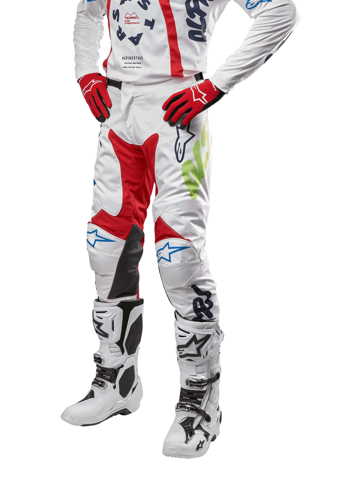 Pantaloni Alpinestars Racer Hana 2024, pantaloni da motocross, bianco con accenti rosso, blu e verde lime, design protettivo con pannelli in pelle sulle ginocchia, abbinati a maglia coordinata, guanti rossi e stivali bianchi con fibbie, outfit sportivo da motocross