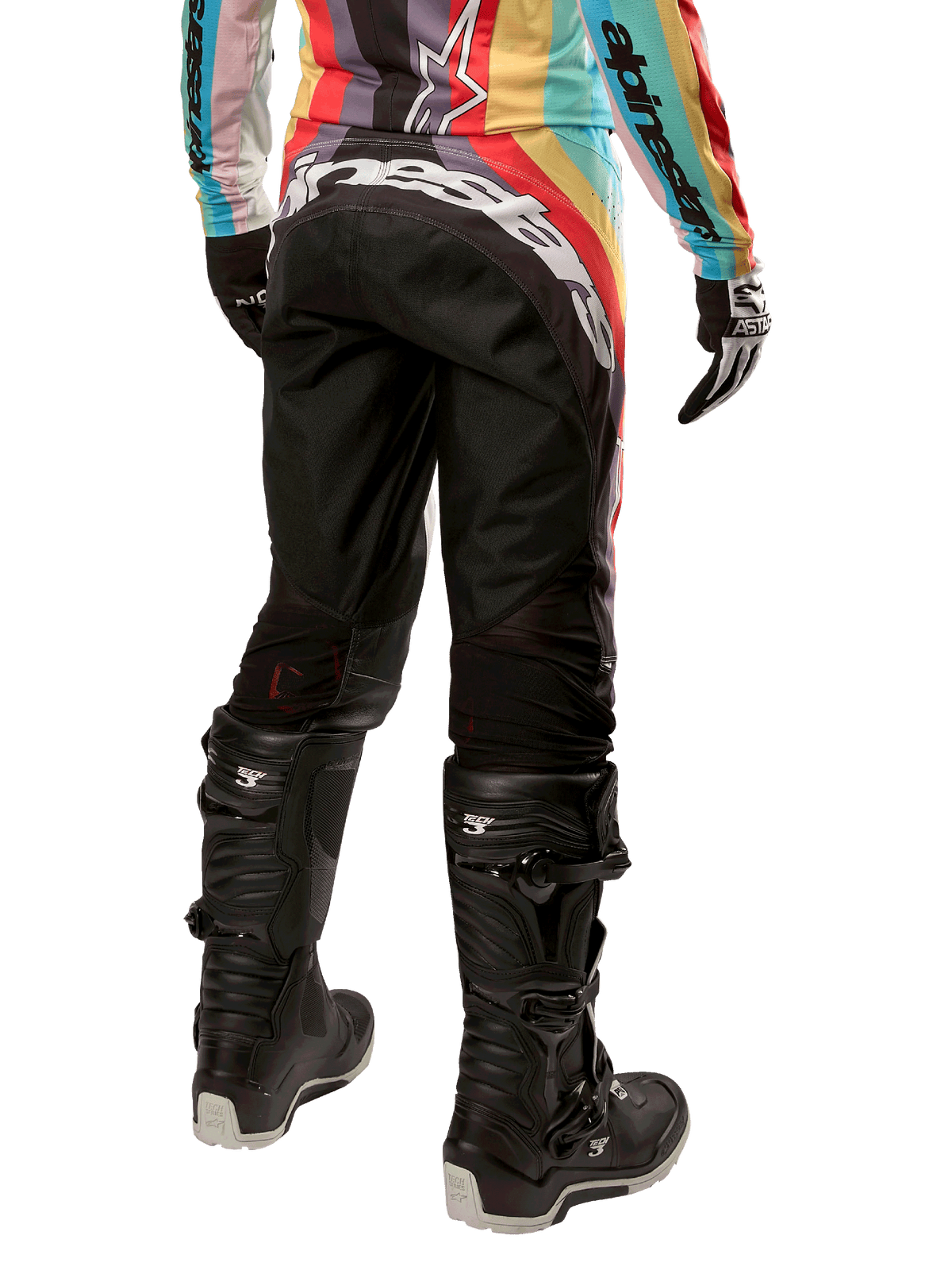Alpinestars Pantaloni Stella Techstar 2024 da donna, pantaloni da motocross, nero multicolore, vista posteriore con vistoso marchio bianco sulla seduta, indossati con stivali Tech 3 neri e maglia multicolore coordinata, abbigliamento professionale per corse fuoristrada.