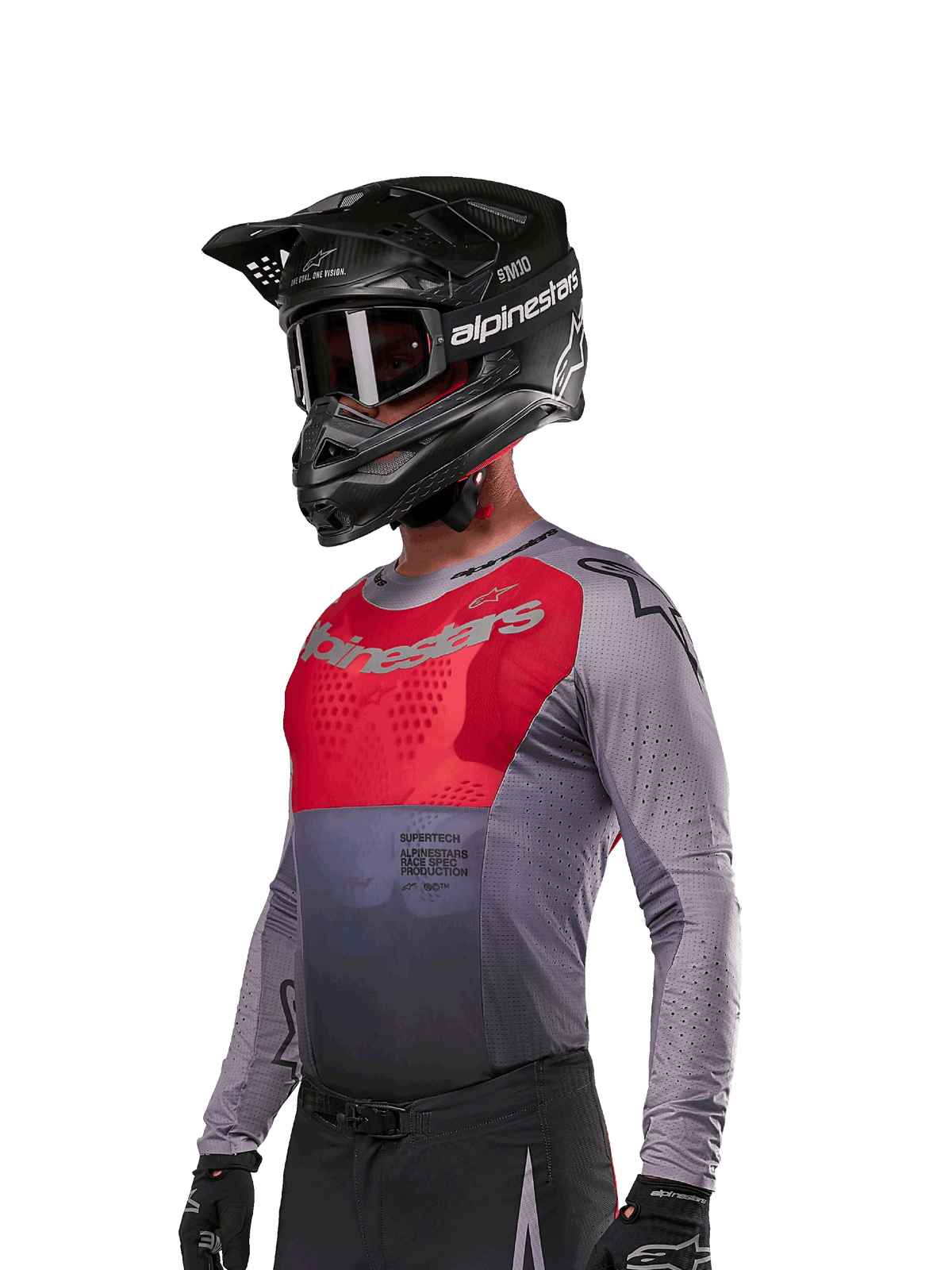 Alpinestars 2024 Supertech Dade Jersey, maglia da motocross a maniche lunghe, rosso e grigio con perforazioni tagliate al laser, indossata da un pilota con casco e guanti neri, vestibilità racing atletica