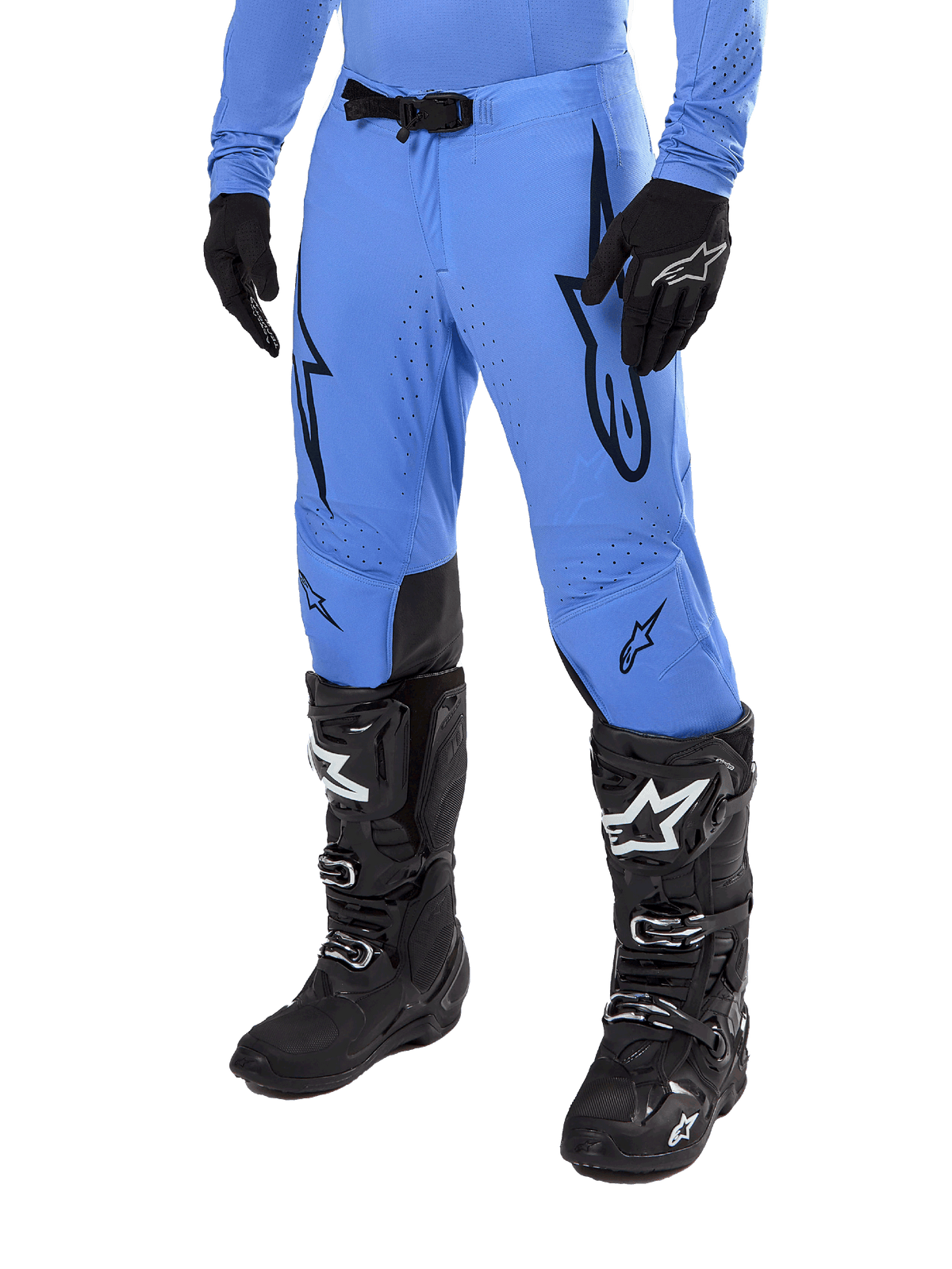 Alpinestars 2024 Supertech Dade Pants, pantaloni da motocross, blu chiaro con loghi grafici neri, con perforazioni ventilate e fibbia magnetica in vita, abbinati a stivali e guanti tecnici neri, equipaggiamento professionale da corsa fuoristrada