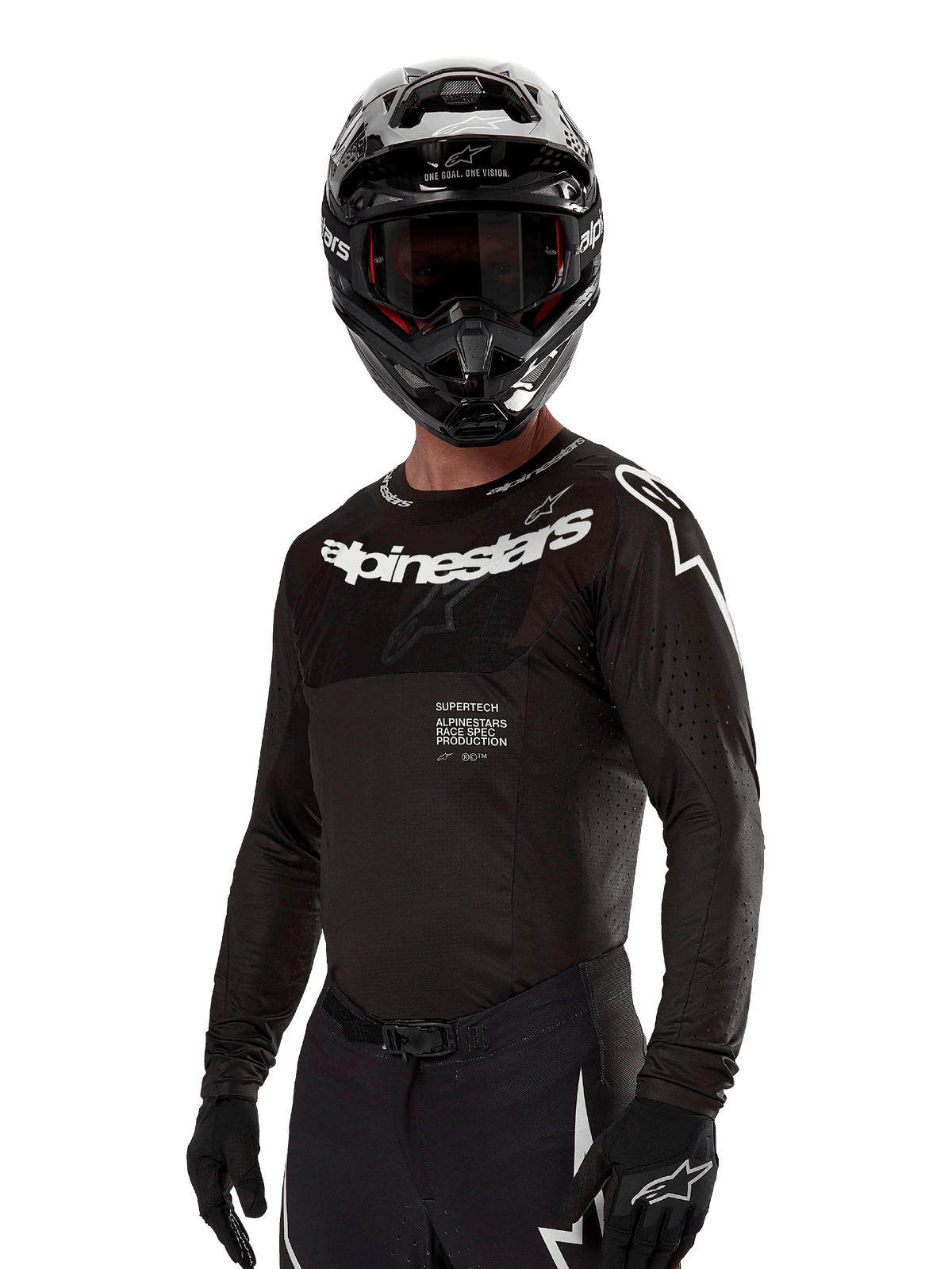 Alpinestars 2024 Supertech Ward Jersey, maglia da motocross, nero e bianco, abbigliamento tecnico a maniche lunghe con branding Alpinestars in evidenza, indossata con casco e guanti coordinati, vestibilità atletica per la guida fuoristrada