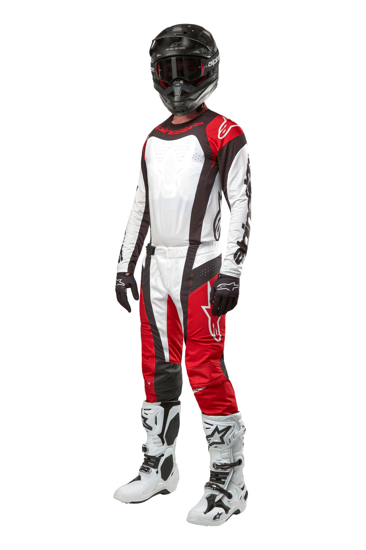 Pilota di motocross con abbigliamento completo Alpinestars, pantaloni Techstar Ocuri 2024 in Mars Red White Black, maglia coordinata, casco nero con occhiali, guanti neri e bianchi, stivali da motocross bianchi, completo professionale da corsa off-road