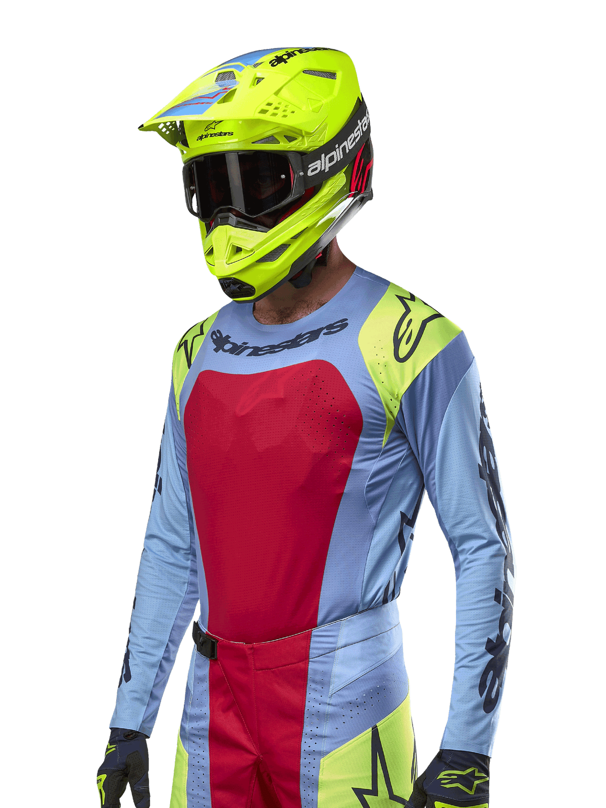 Maglia Alpinestars Techstar Ocuri 2024, maglia da motocross azzurro con accenti rossi e giallo fluo, indossata con casco giallo neon abbinato e occhiali neri, loghi Alpinestars neri su petto e spalle, design sportivo per prestazioni off-road
