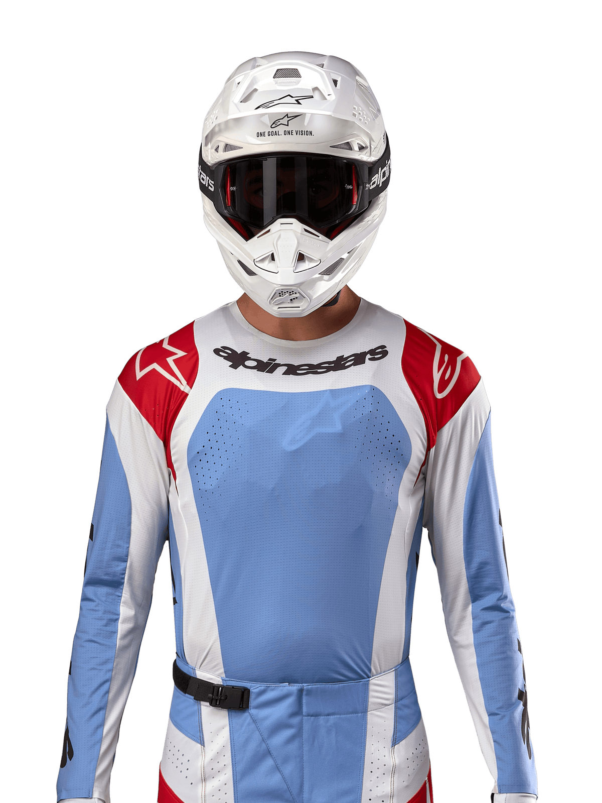 Maglia Alpinestars Techstar Ocuri 2024, maglia da motocross, azzurro, rosso Marte e bianco, vista frontale con ventilazione tagliata al laser e vestibilità atletica, indossata con casco bianco e occhiali per un look professionale da gara fuoristrada