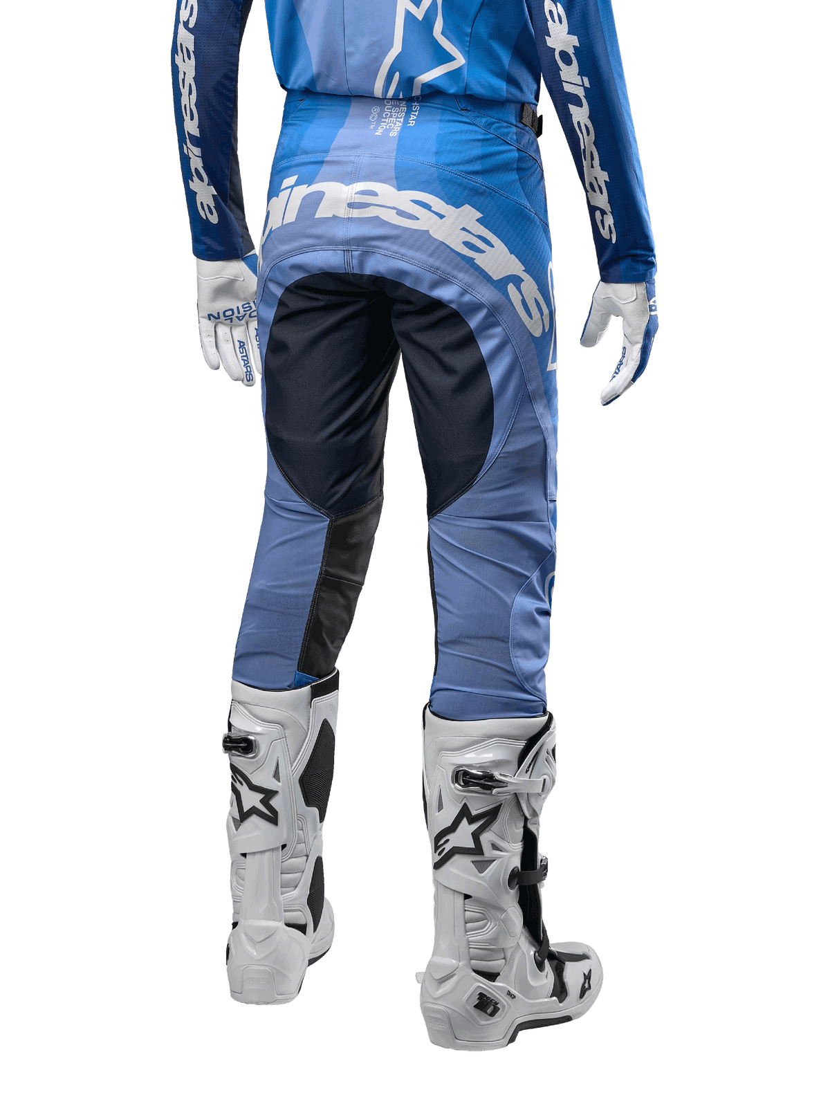 Alpinestars 2024 Techstar Pneuma Pants, pantaloni da motocross, blu scuro e azzurro, vista posteriore con logo bianco sulla seduta e pannelli neri rinforzati, abbinati a stivali da motocross Tech 10 bianchi