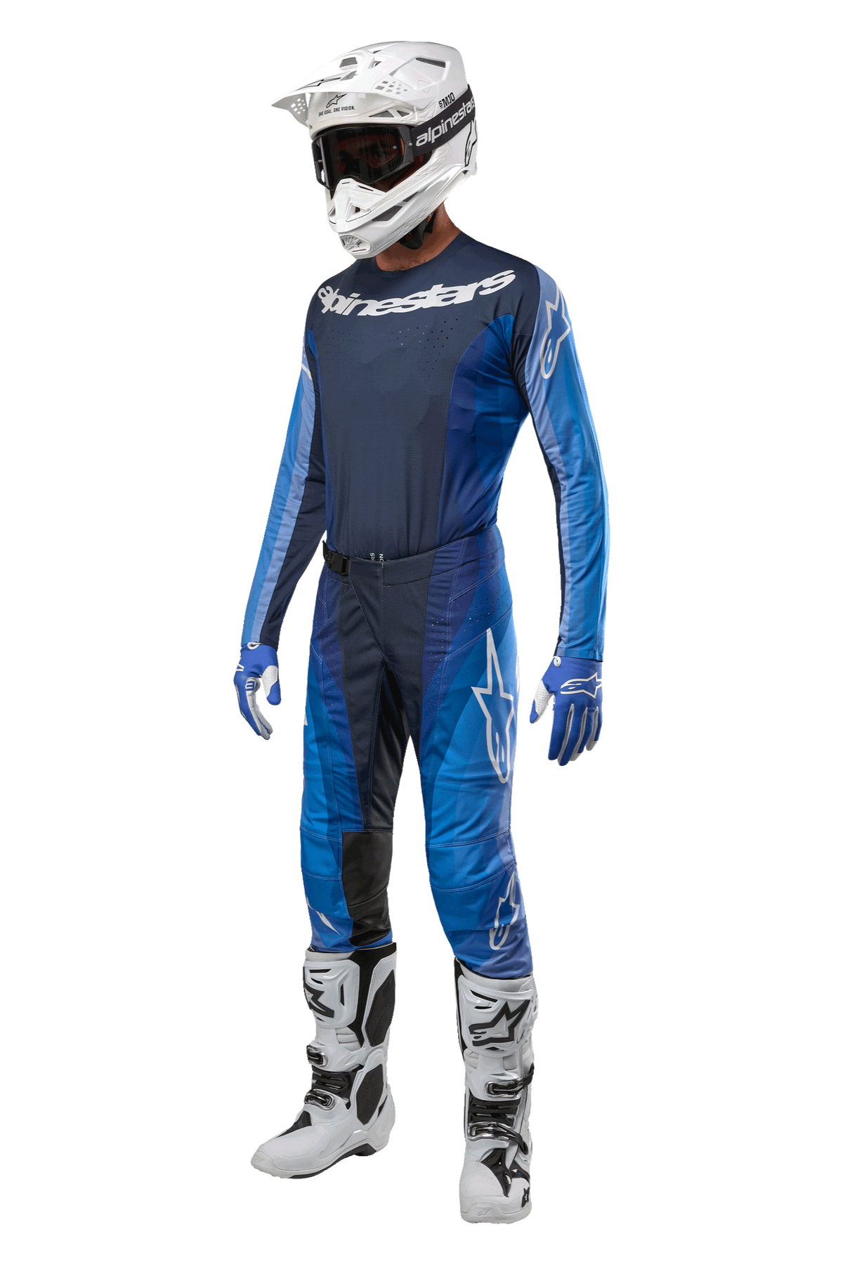 Pantaloni Alpinestars Techstar Pneuma 2024, pantaloni da motocross, blu scuro e azzurro, abbigliamento completo da gara con maglia coordinata, casco bianco con occhiali, guanti blu e bianchi e stivali bianchi, equipaggiamento professionale per fuoristrada