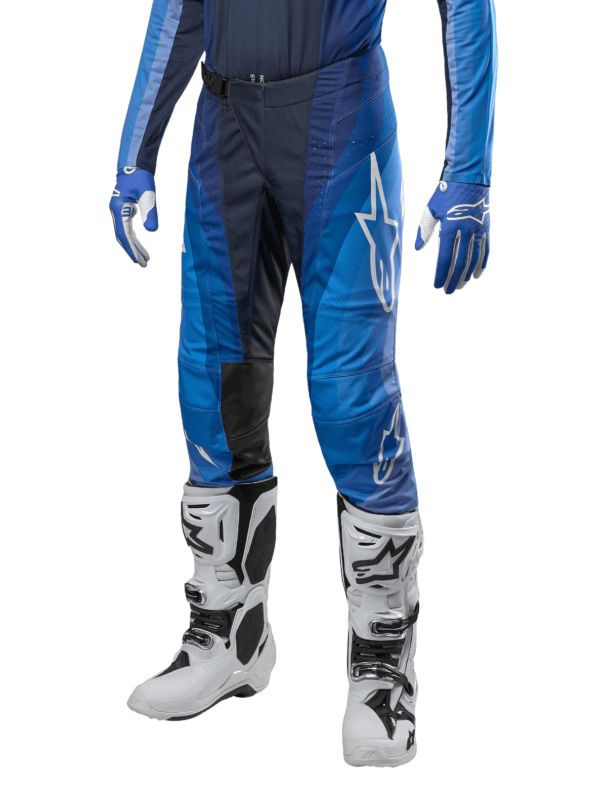 Pantaloni Alpinestars Techstar Pneuma 2024, pantaloni da motocross, blu navy e azzurro, indossati con maglia blu coordinata e stivali bianchi, con logo bianco sulla coscia, zone con grip testurizzato e design sportivo per gare fuoristrada