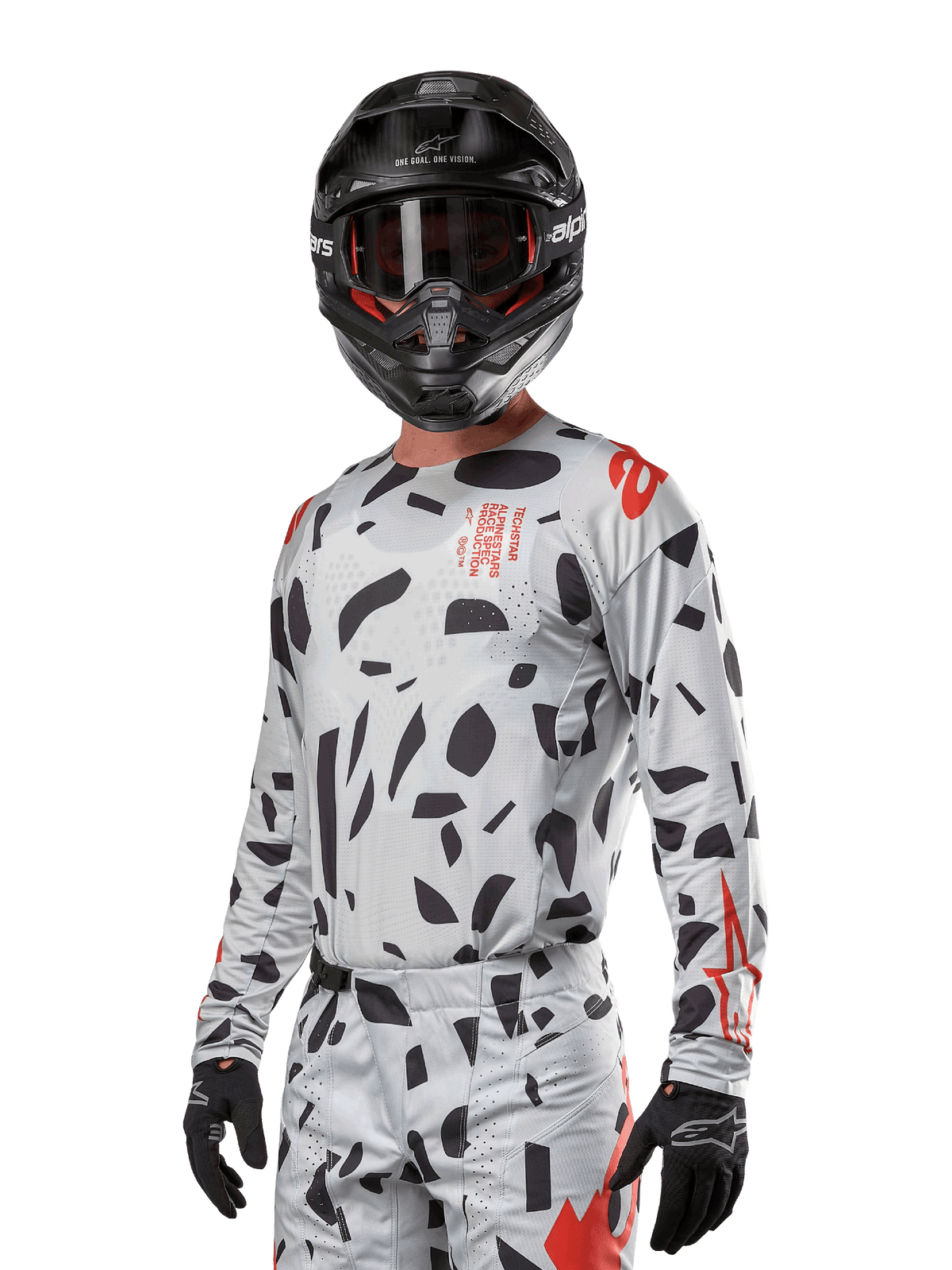Alpinestars 2024 Techstar Rantera Jersey, maglia da motocross, Haze Gray Camo con motivi astratti neri e accenti rossi, design a maniche lunghe indossato con casco e guanti neri coordinati, abbigliamento tecnico da competizione off-road