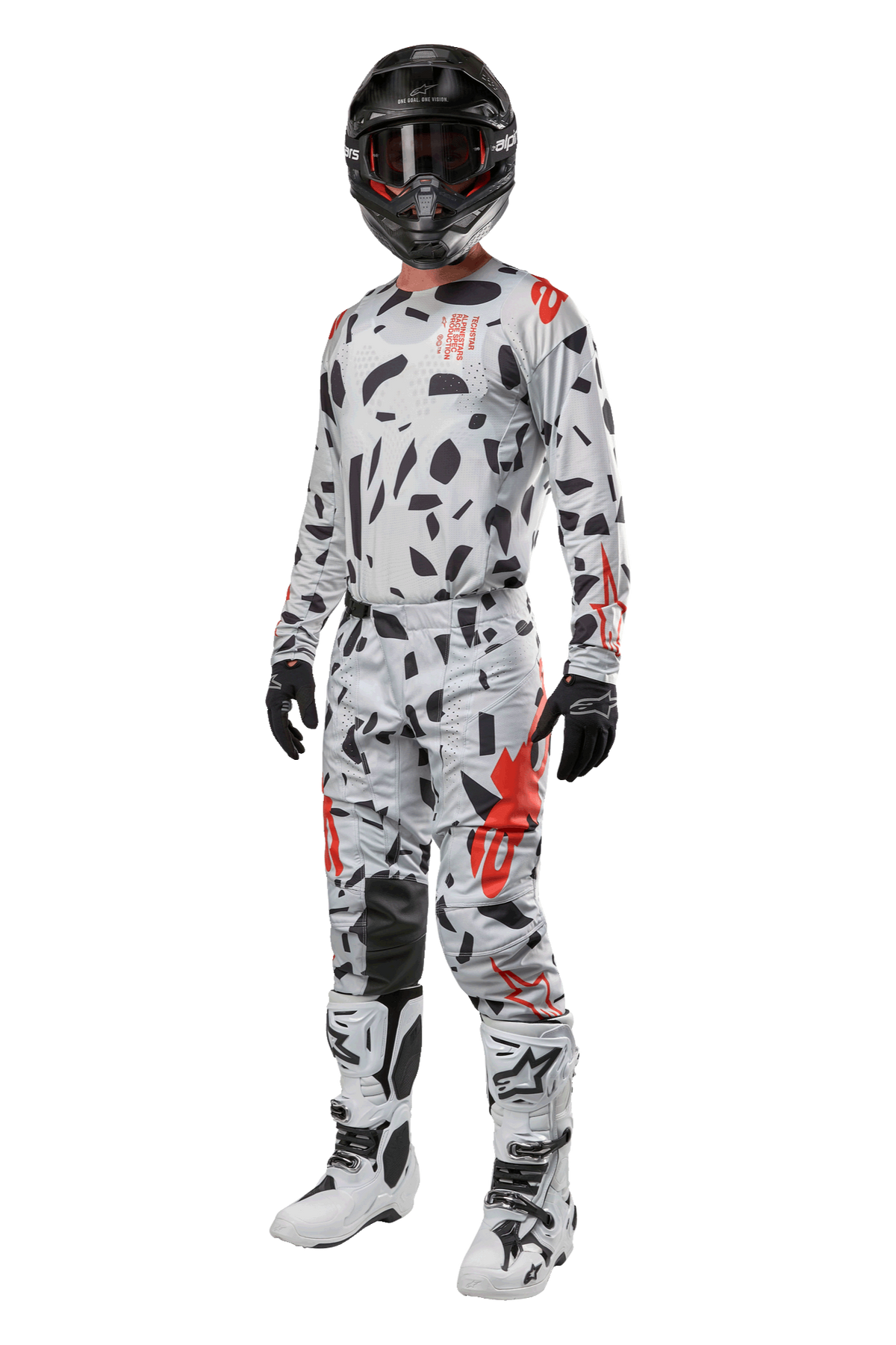 Pantaloni Alpinestars Techstar Rantera 2024, pantaloni da motocross, Haze Gray Camo, indossati con maglia coordinata, casco nero e stivali bianchi e neri, con motivi astratti neri e accenti rossi, equipaggiamento completo da gara fuoristrada