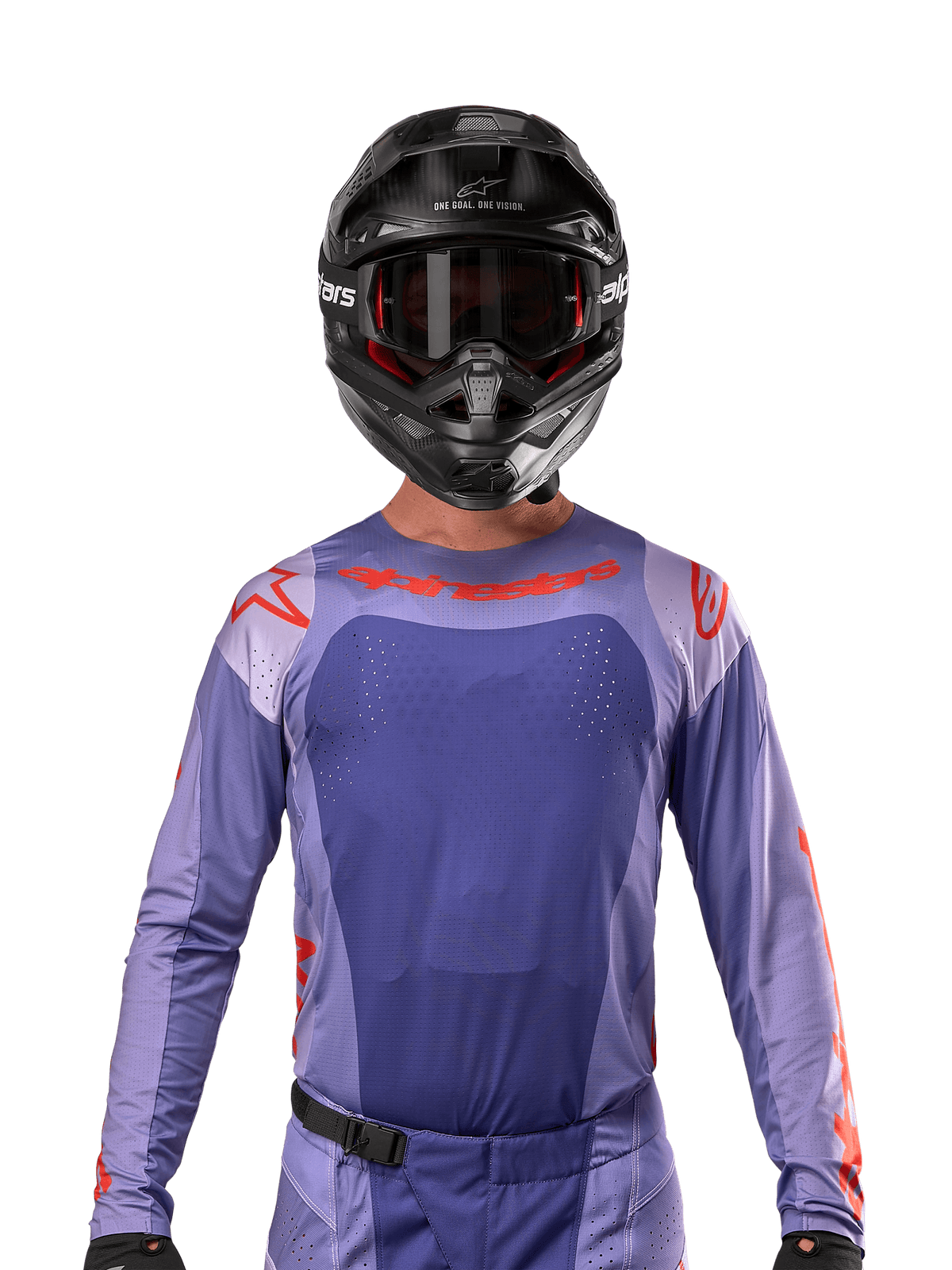 Alpinestars Techstar Ocuri Jersey 2024, maglia da motocross viola e arancione acceso, indossata da un pilota con casco e occhiali neri, dotata di perforazioni tagliate al laser sul petto, vestibilità atletica race fit e loghi rossi su spalle e petto.