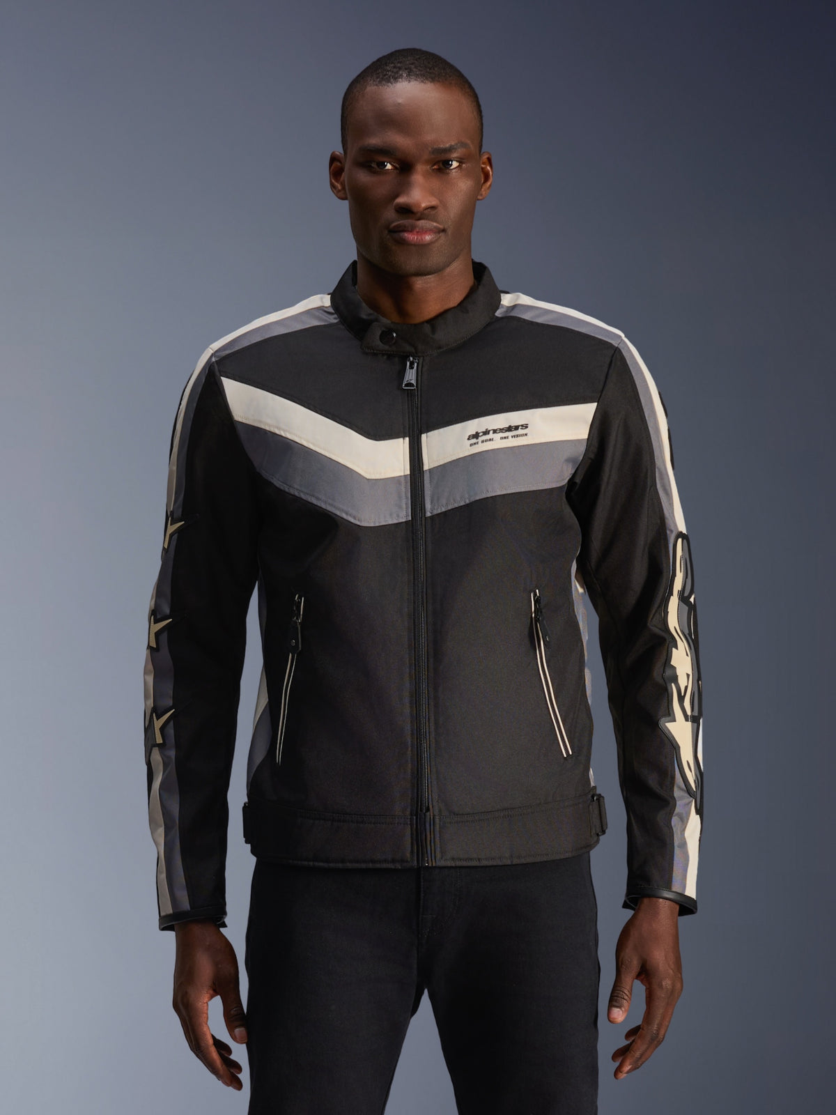 Giacca Alpinestars T-Dyno WR, giacca da moto in tessuto, nero, grigio scuro ed ecru, con motivi a strisce chevron su petto e braccia, vestibilità biker d'ispirazione vintage con collo alto, abbigliamento road urbano contemporaneo