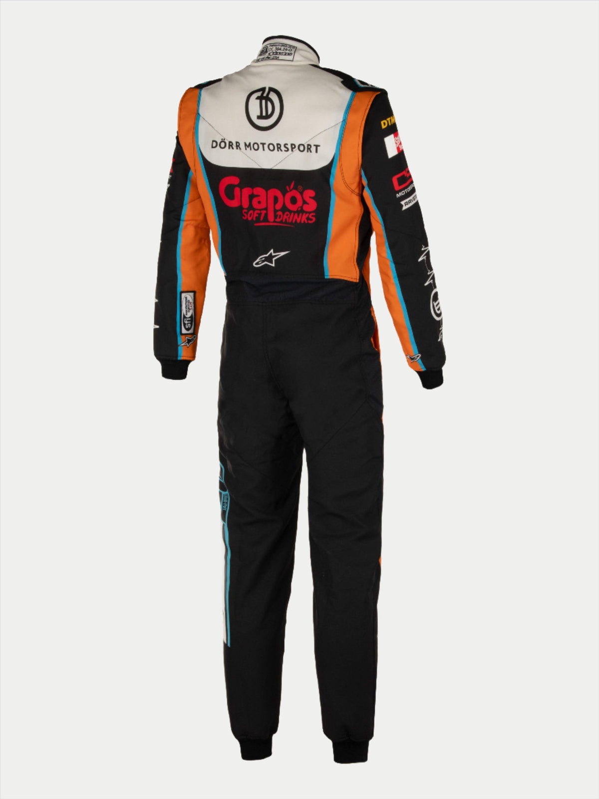 Alpinestars Tech Vision V3 Custom Suit, vista posteriore di una tuta da corsa personalizzata, nera e arancione con parte superiore della schiena bianca, con loghi degli sponsor personalizzati 'Dörr Motorsport' e 'Grapos', dettagli azzurri, abbigliamento da gara professionale certificato FIA/SFI