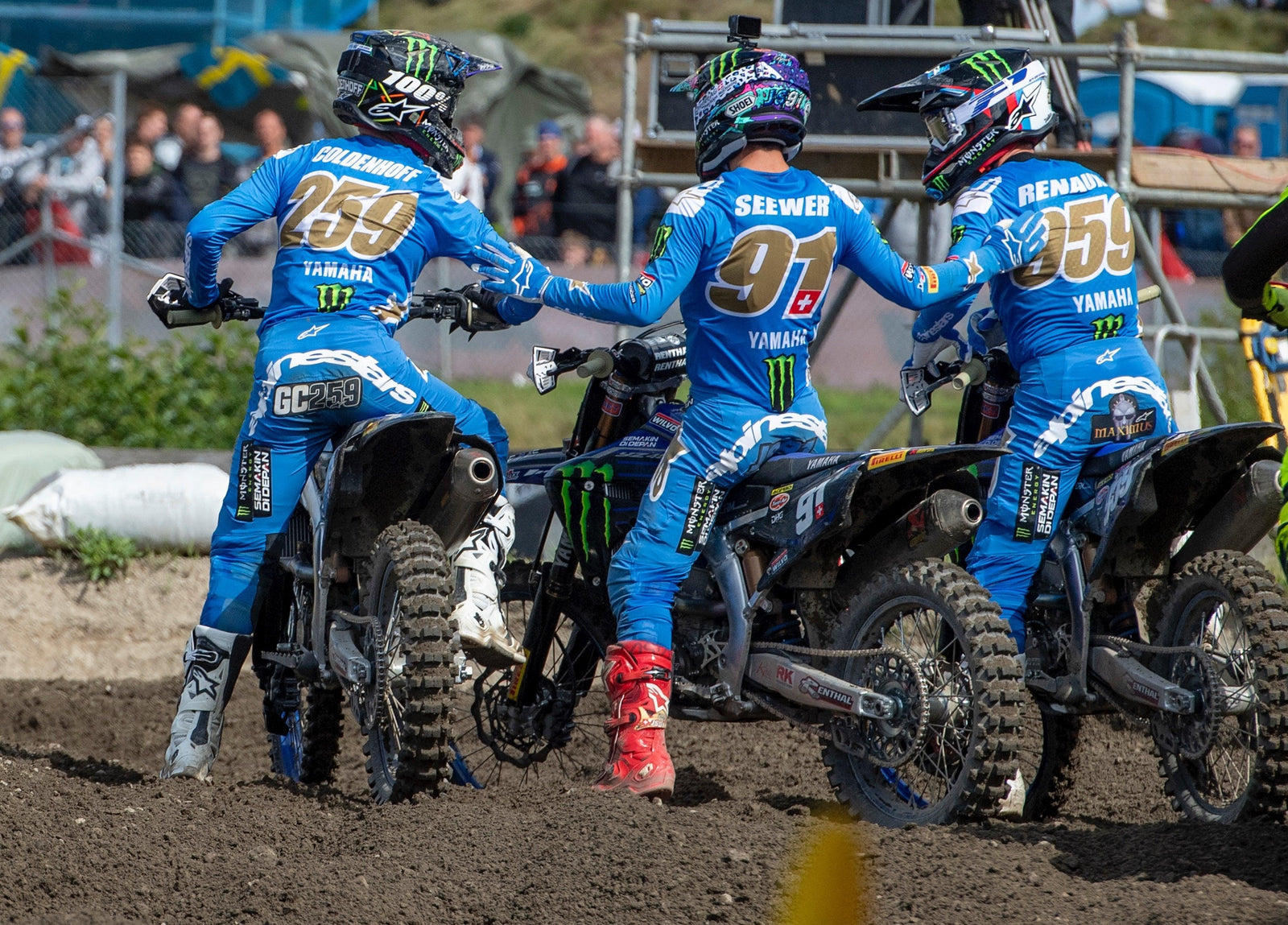 Alpinestars spazzano il podio MXGP mentre Maxime Renaux e Jeremy Seewer vincono Motos mentre Seewer prende anche la vittoria complessiva con Glenn Coldenhoff terzo a Uddevalla, Svezia
