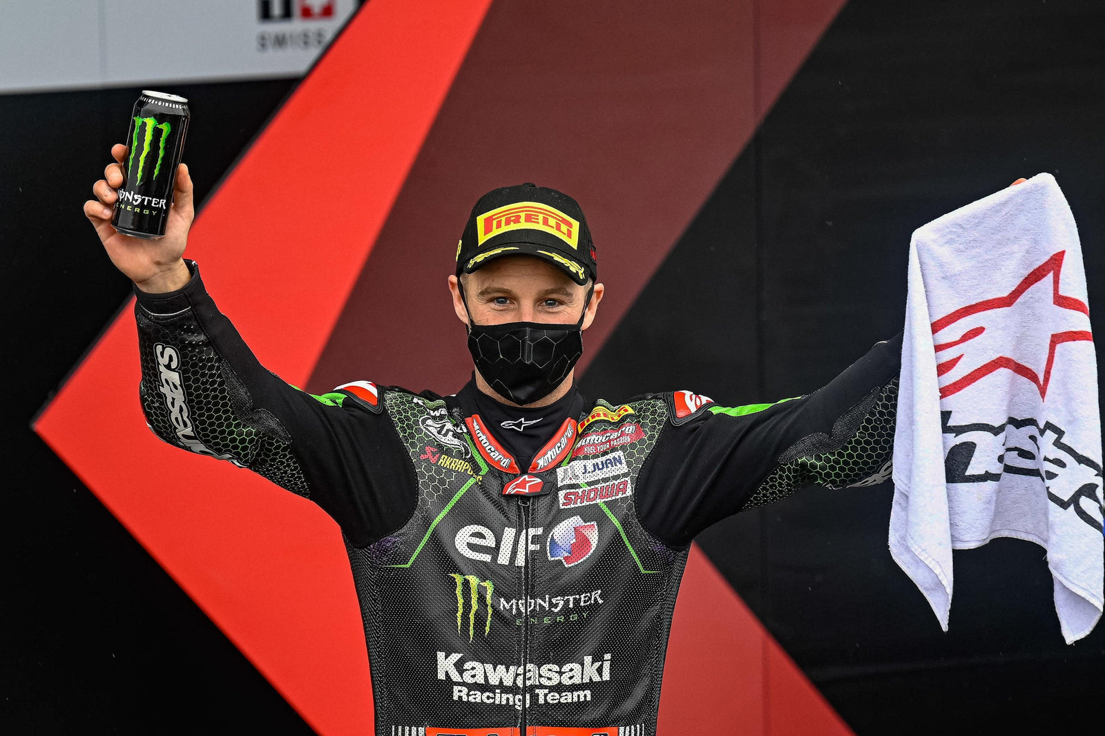 Jonathan Rea brilla sul bagnato ai Magny Cours per vincere WSBK Superpole Race; Michael van der Mark terzo