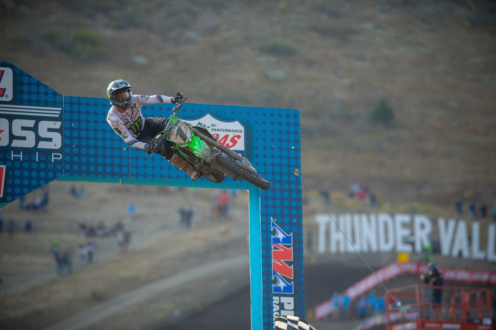 Eli Tomac porta il rumore per ottenere una vittoria complessiva di 450 MX al Thunder Valley National, in Colorado