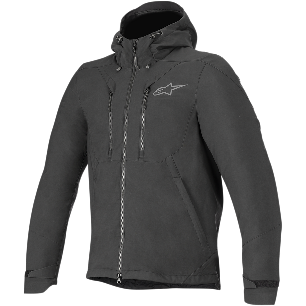 Giacca Domino Tech Alpinestars, giacca da moto urbana, nero, dotata di cappuccio fisso con cordini, cerniera anteriore centrale, doppie cerniere verticali sul petto e cinturini regolabili sui polsini, discreto logo Astar grigio sul petto a sinistra, design tecnico in softshell per la guida su strada