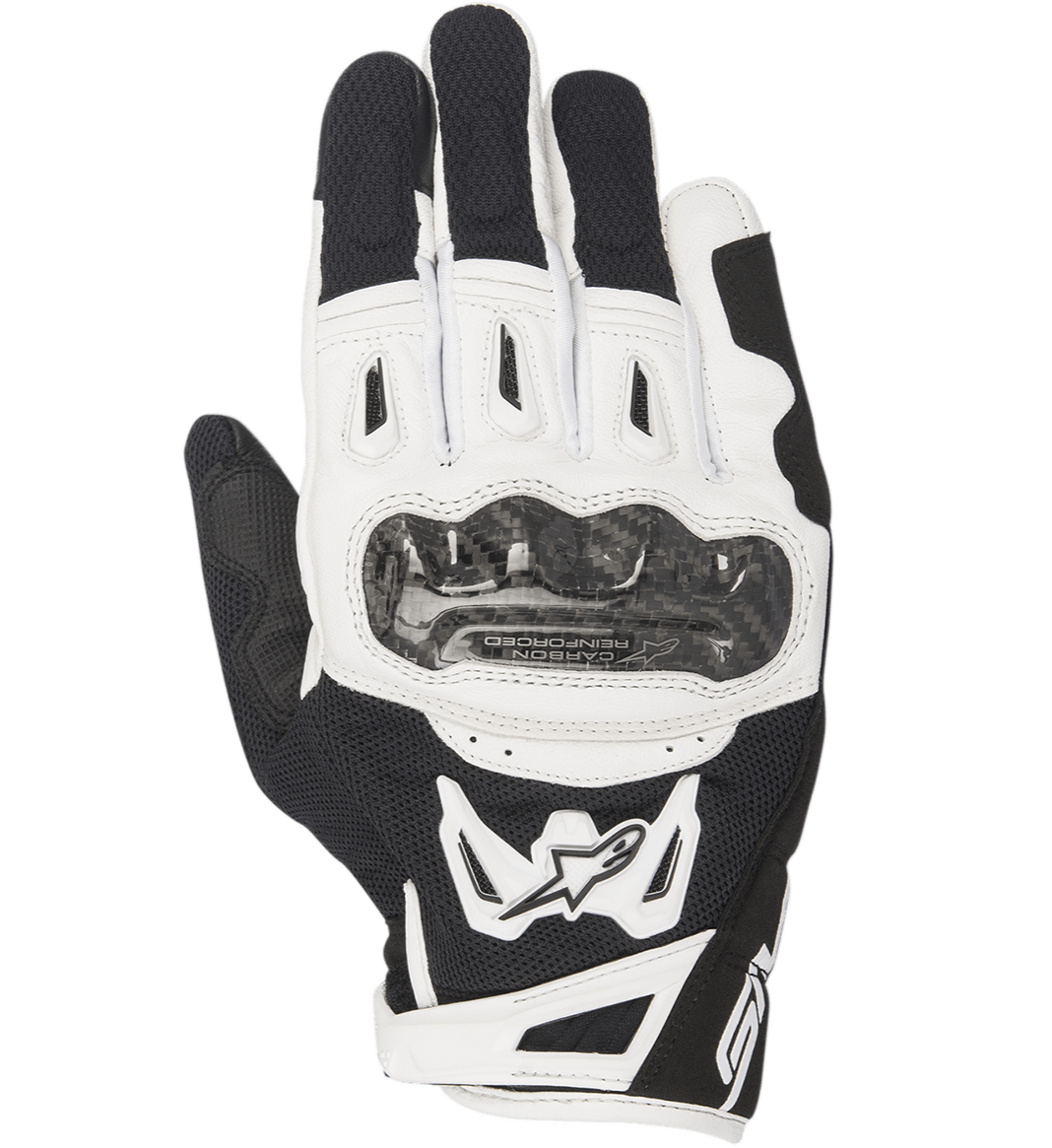 Guanti Alpinestars SMX-2 Air Carbon V2, guanti da moto, nero e bianco, con protezione nocche in fibra di carbonio, pannelli in mesh 3D per la ventilazione, struttura in pelle e tessuto, design a polsino corto con logo Alpinestars bianco