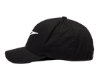 Cappello Alpinestars Ageless Curve, cappello da baseball con visiera curva, nero con logo bianco ricamato in 3D, vista laterale, tessuto twill, stile casual sportswear