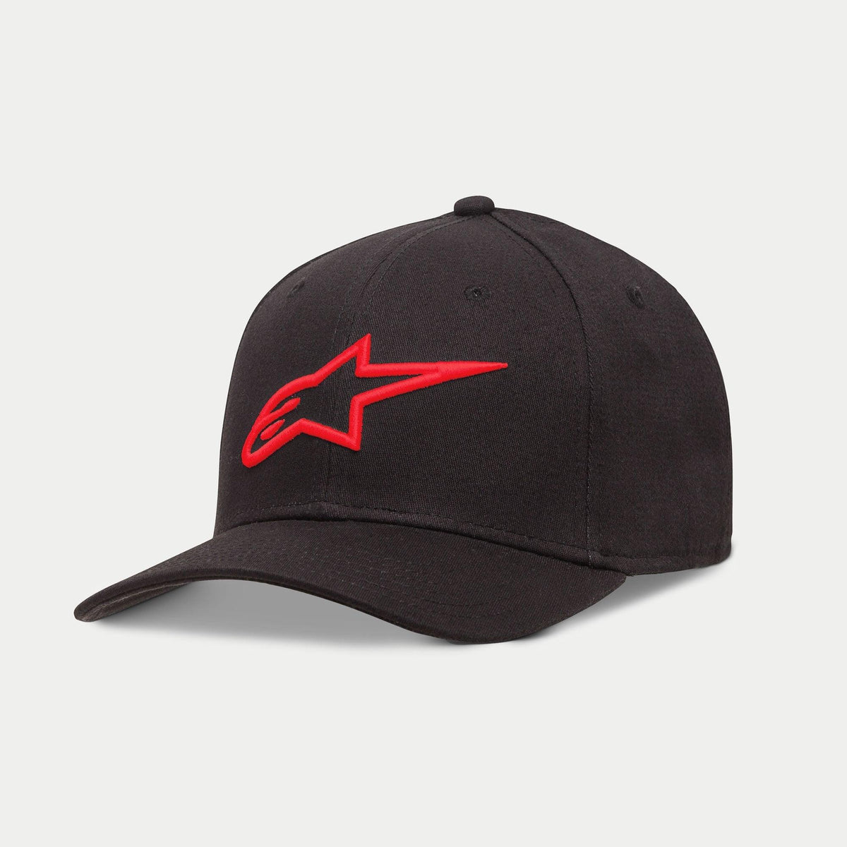 Alpinestars Ageless Curve Hat, cappellino da baseball nero e rosso, con logo rosso ricamato in 3D in rilievo sul davanti, tessuto twill con visiera curva, copricapo casual ispirato al motorsport